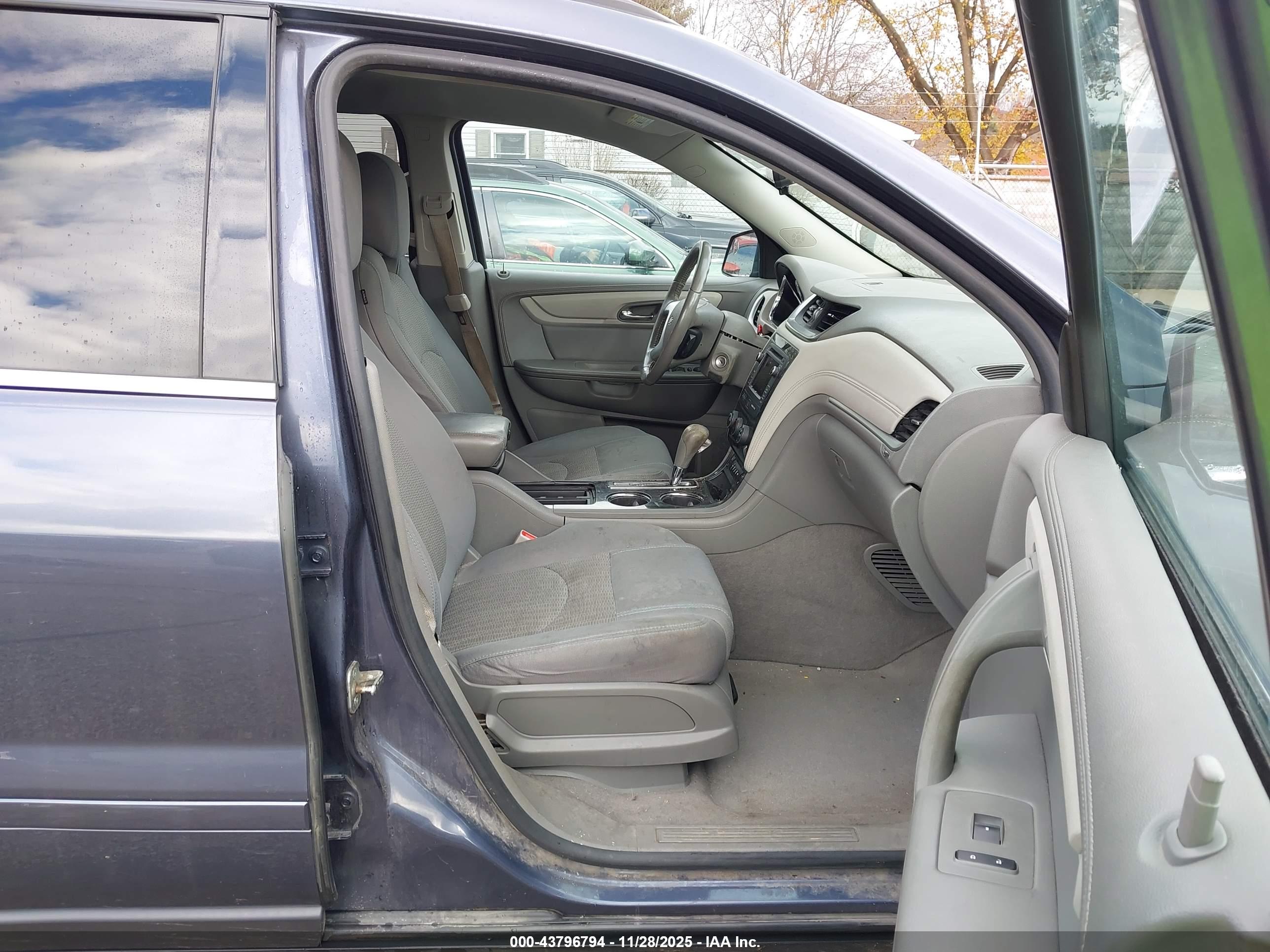 CHEVROLET TRAVERSE image 5