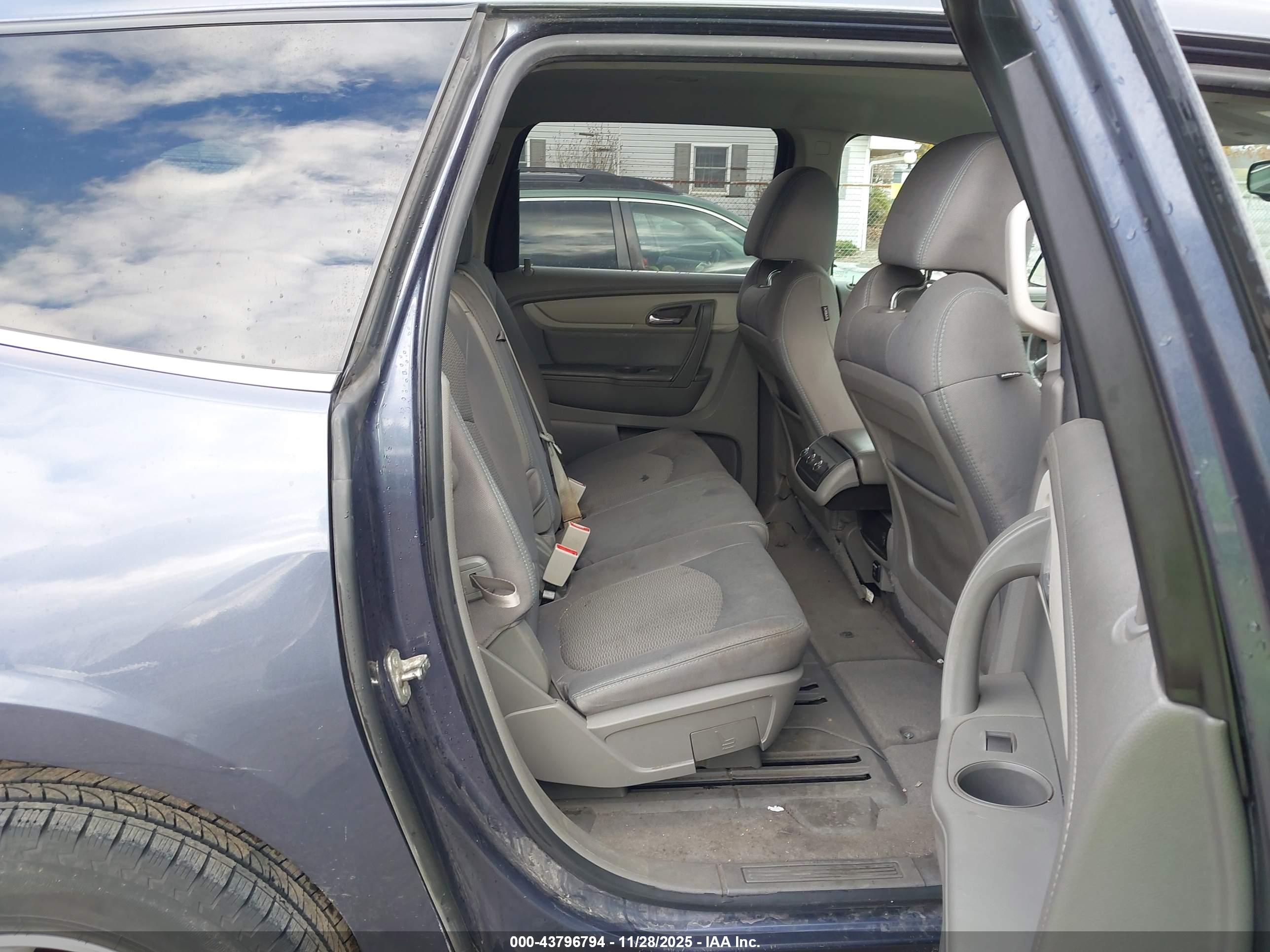 CHEVROLET TRAVERSE image 8