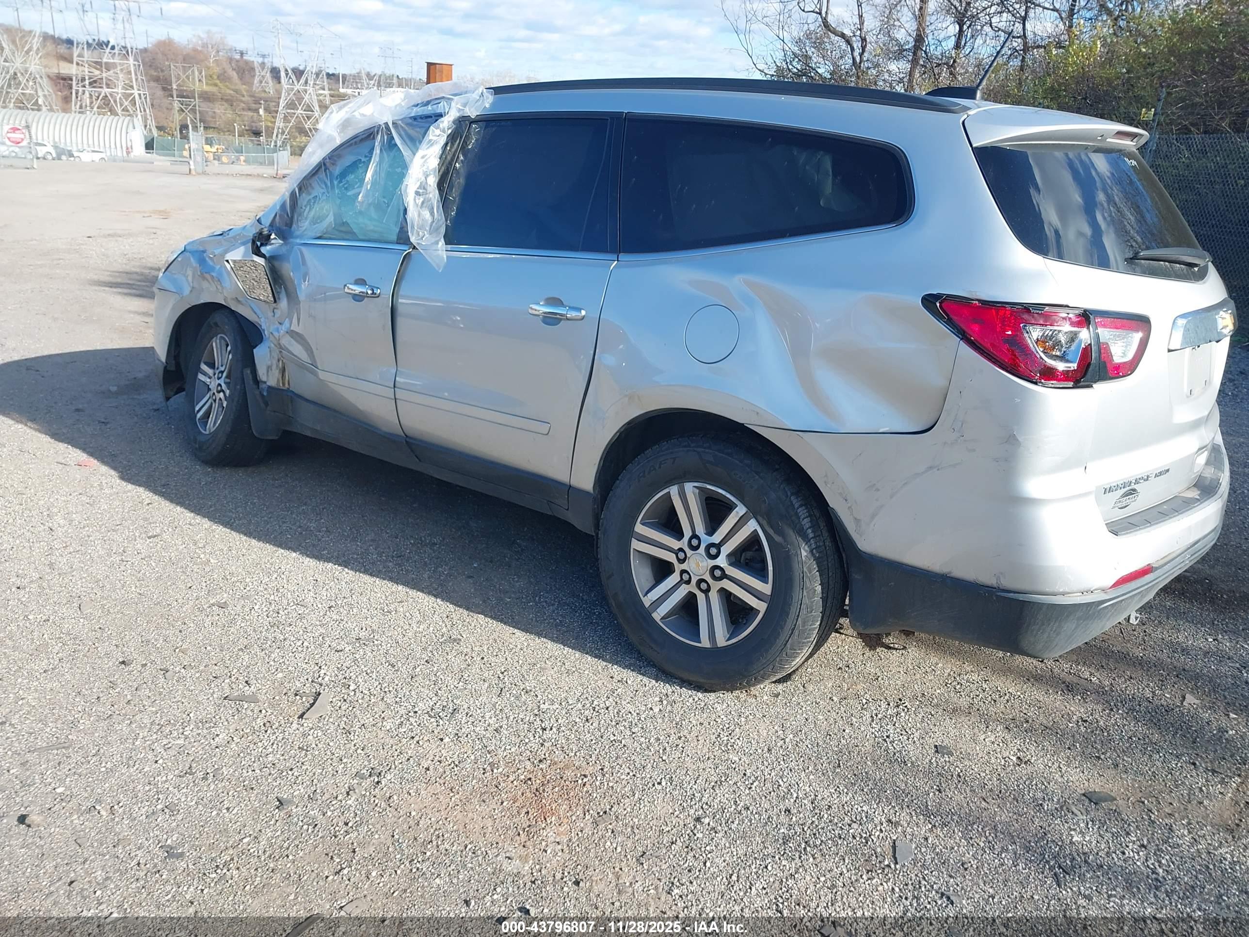 CHEVROLET TRAVERSE image 3