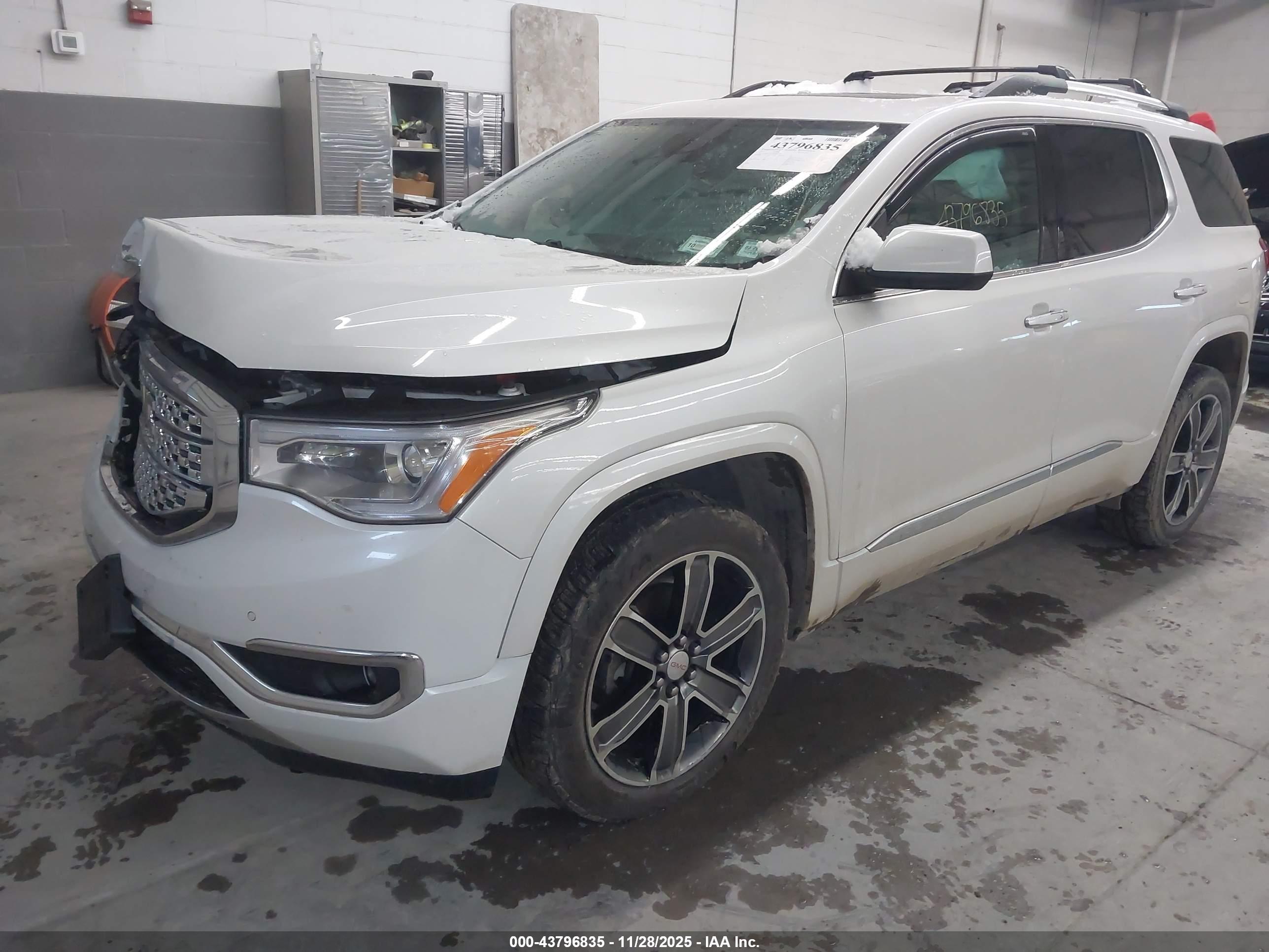 GMC ACADIA image 2