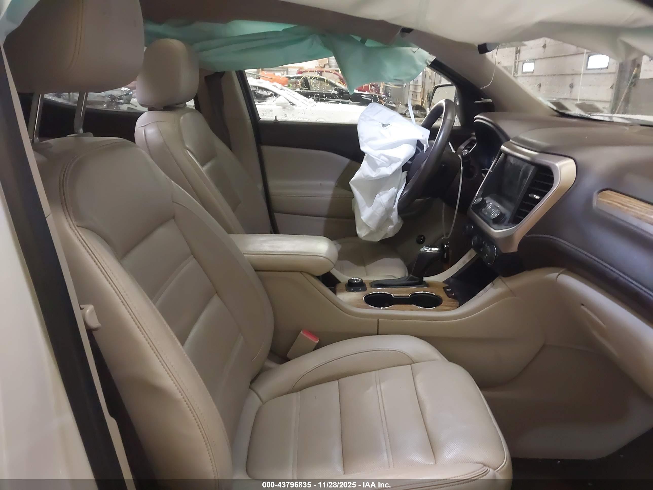 GMC ACADIA image 5