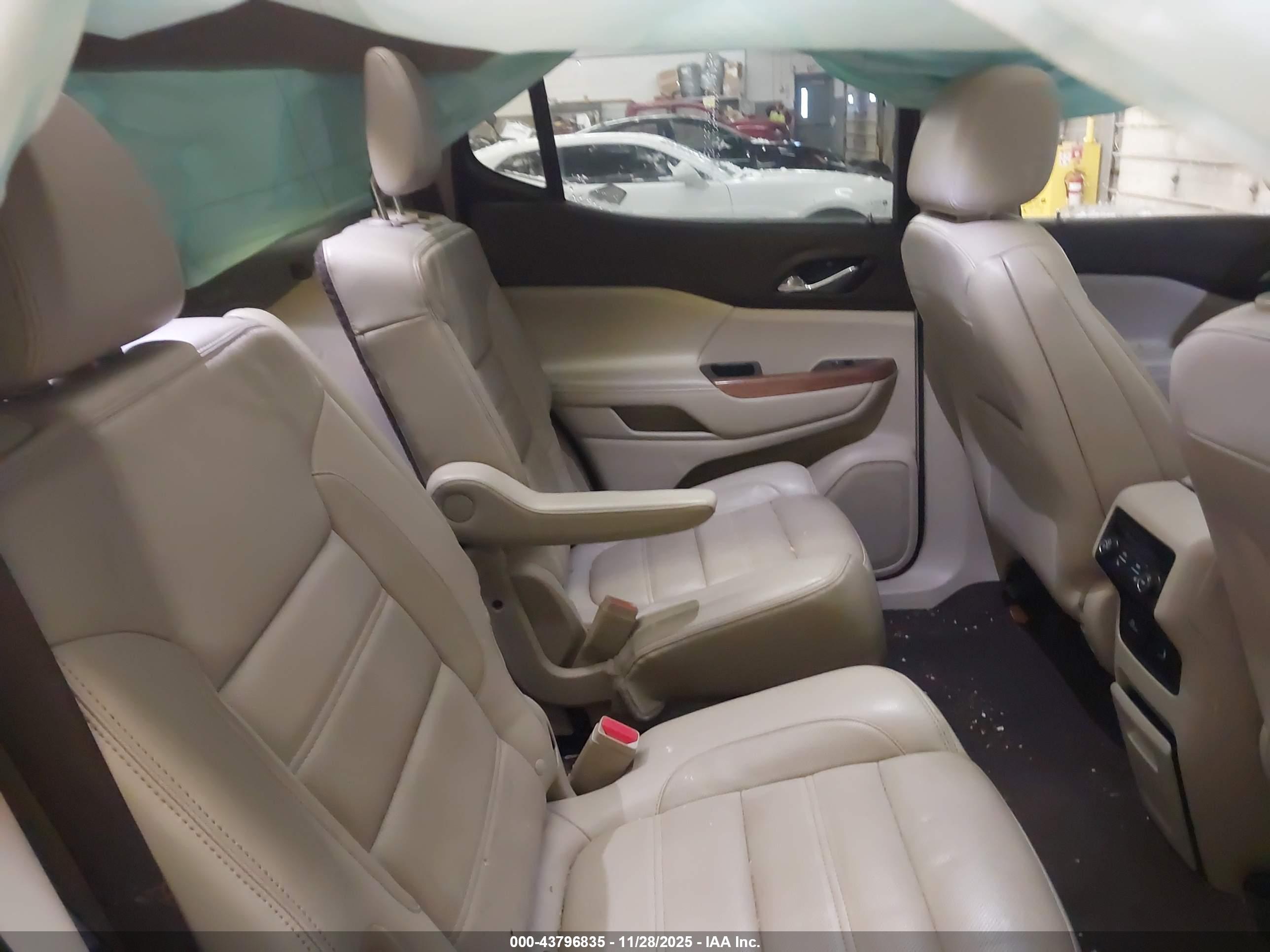 GMC ACADIA image 8
