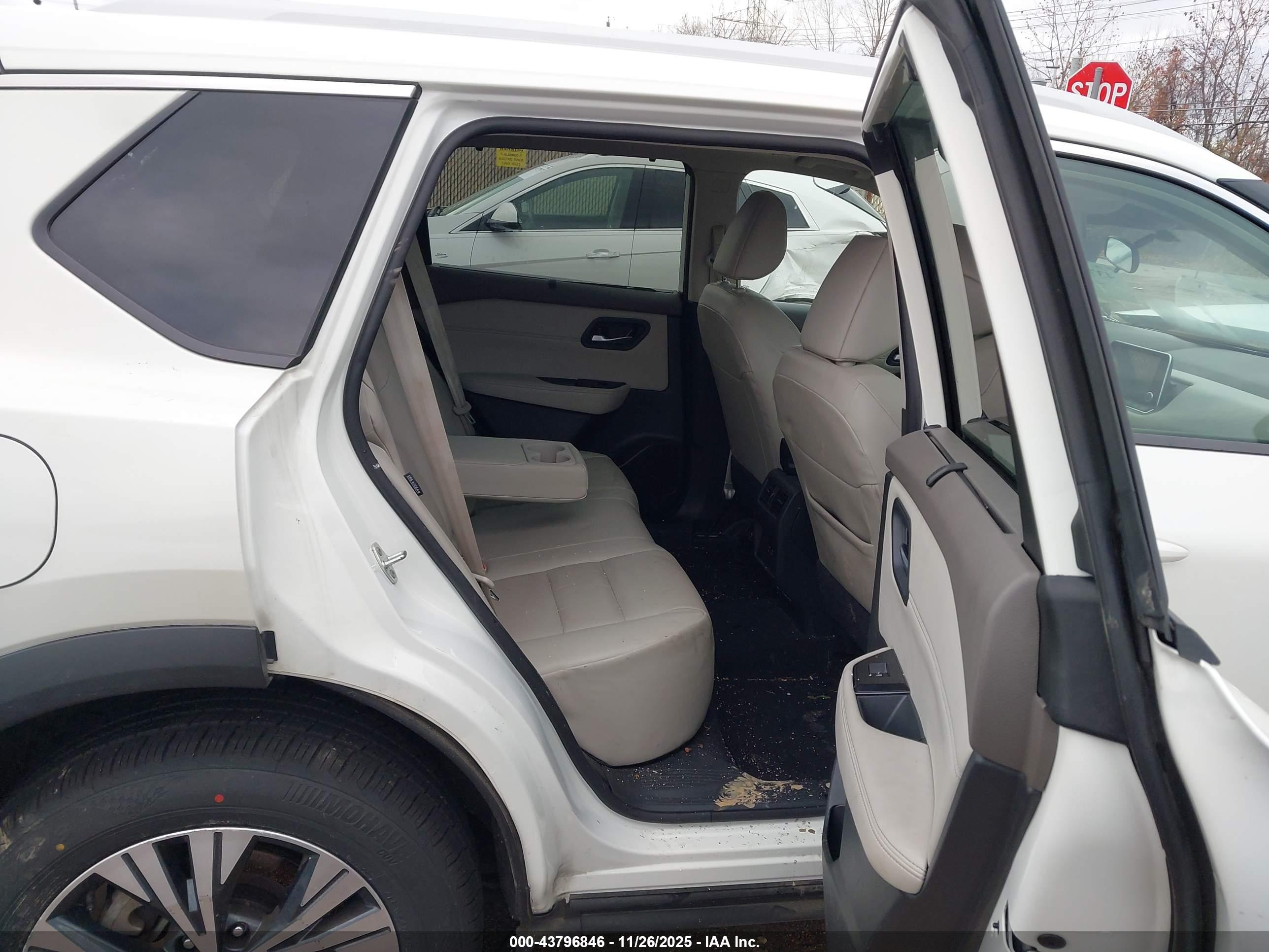 NISSAN ROGUE image 8