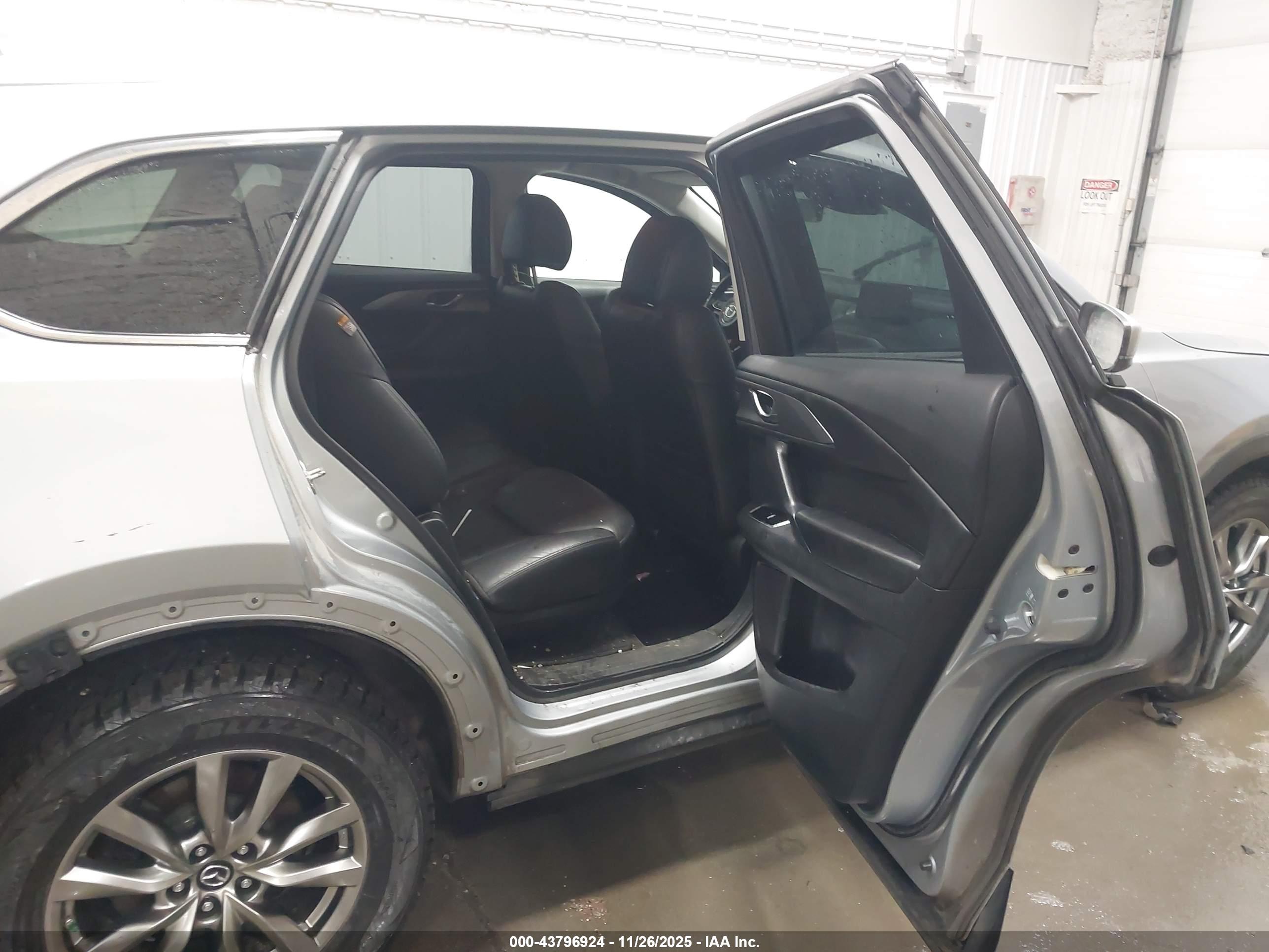 MAZDA CX-9 image 8