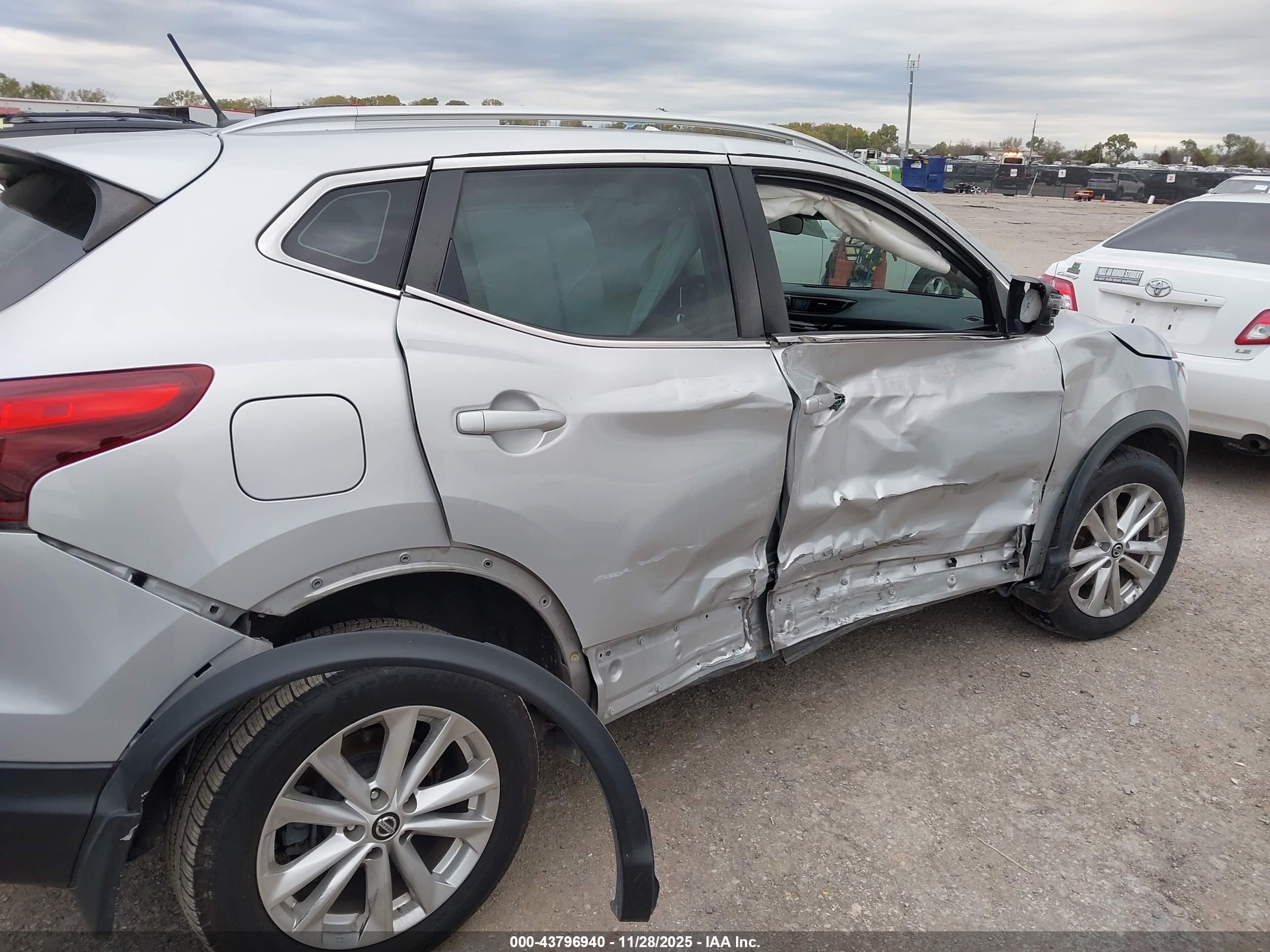 NISSAN ROGUE image 6