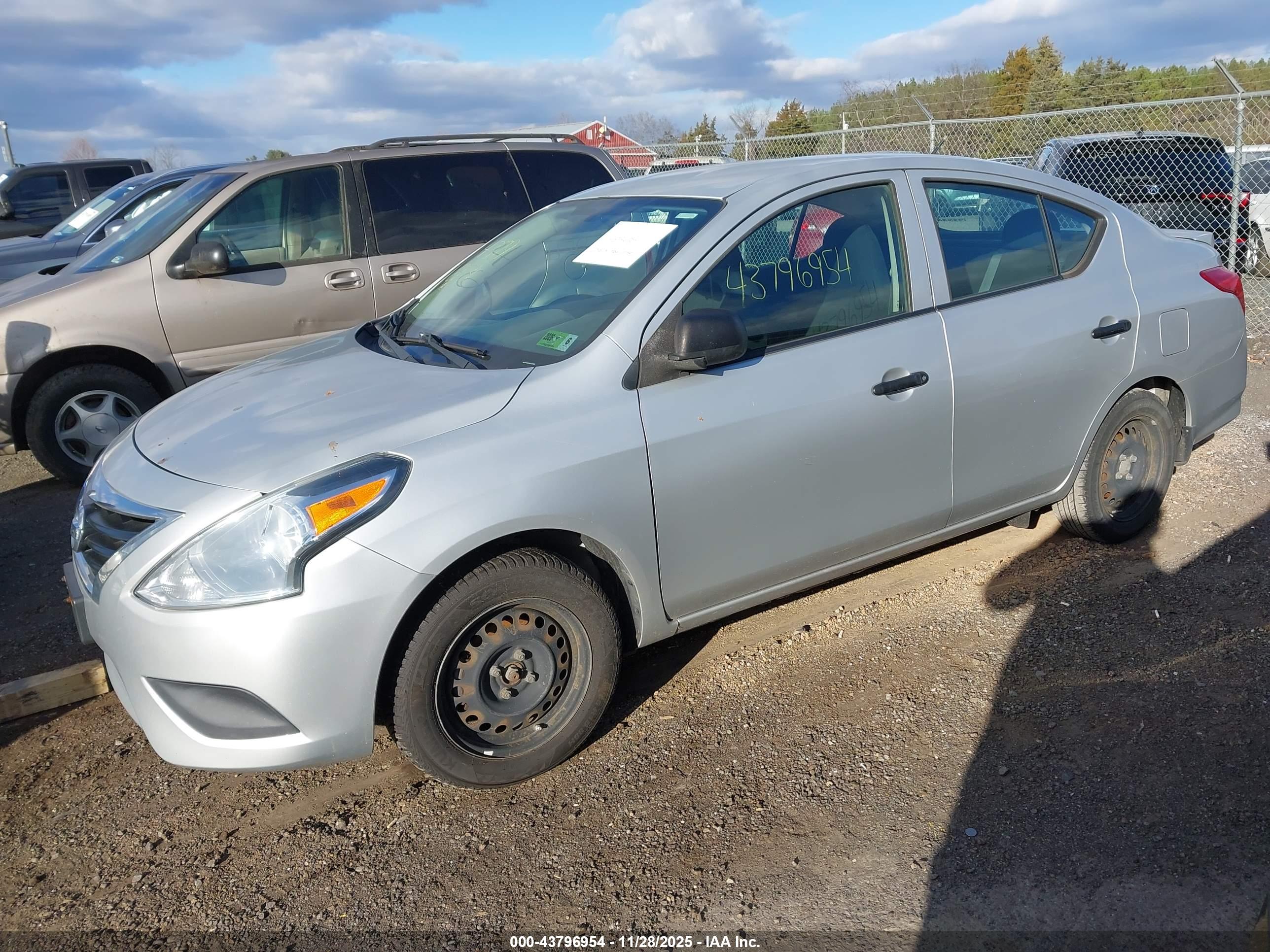 NISSAN VERSA image 2