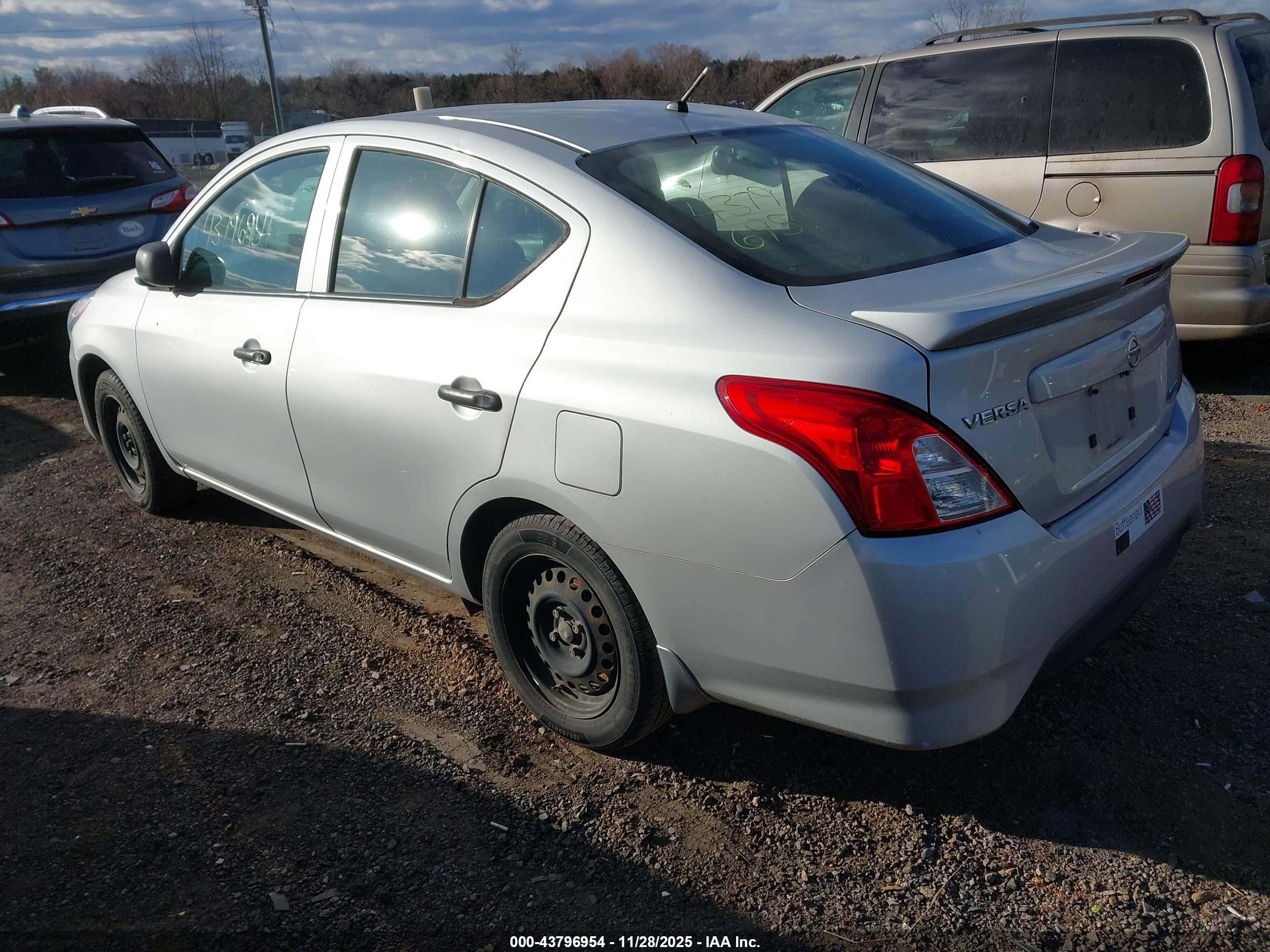 NISSAN VERSA image 3