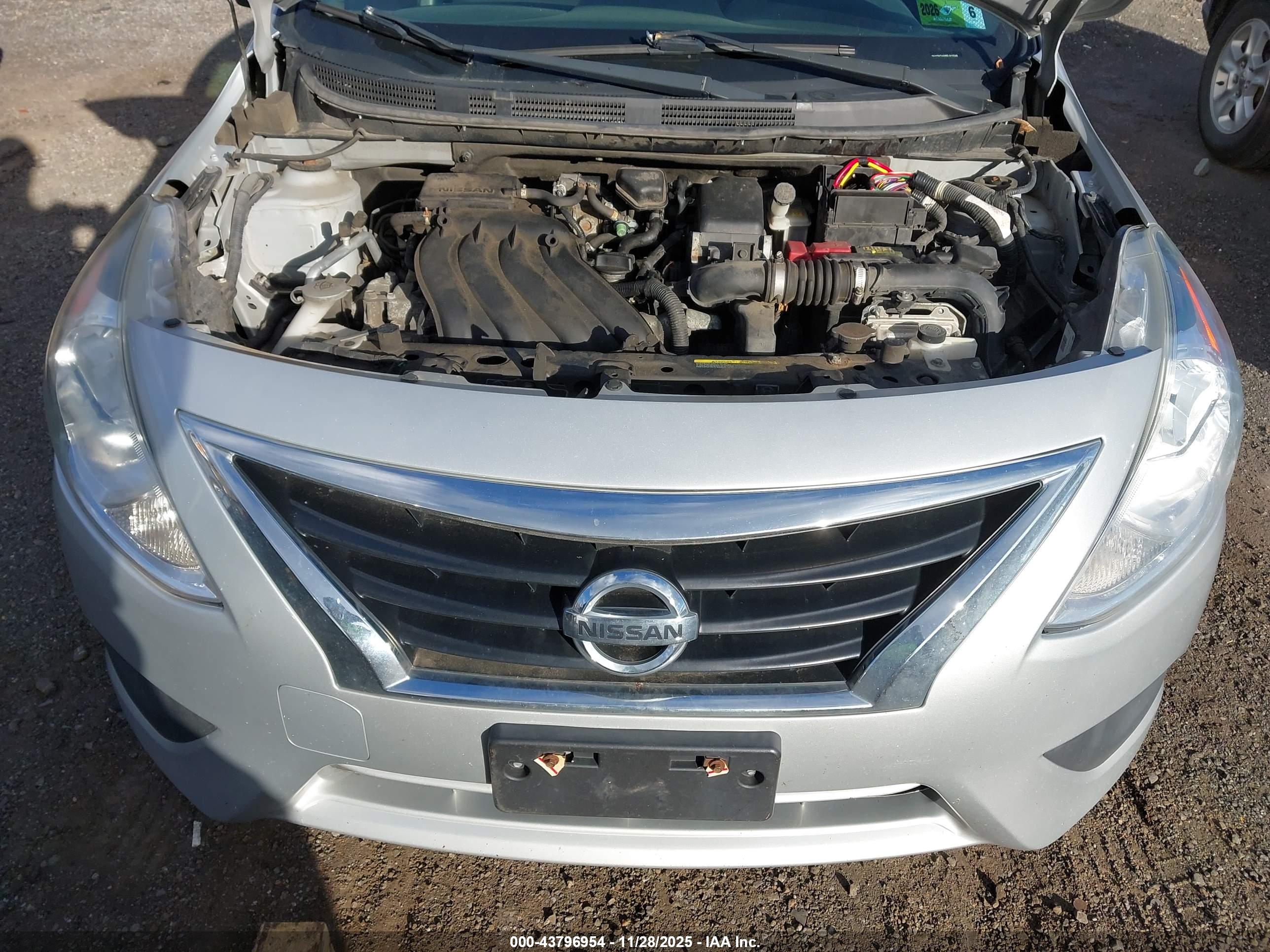 NISSAN VERSA image 6