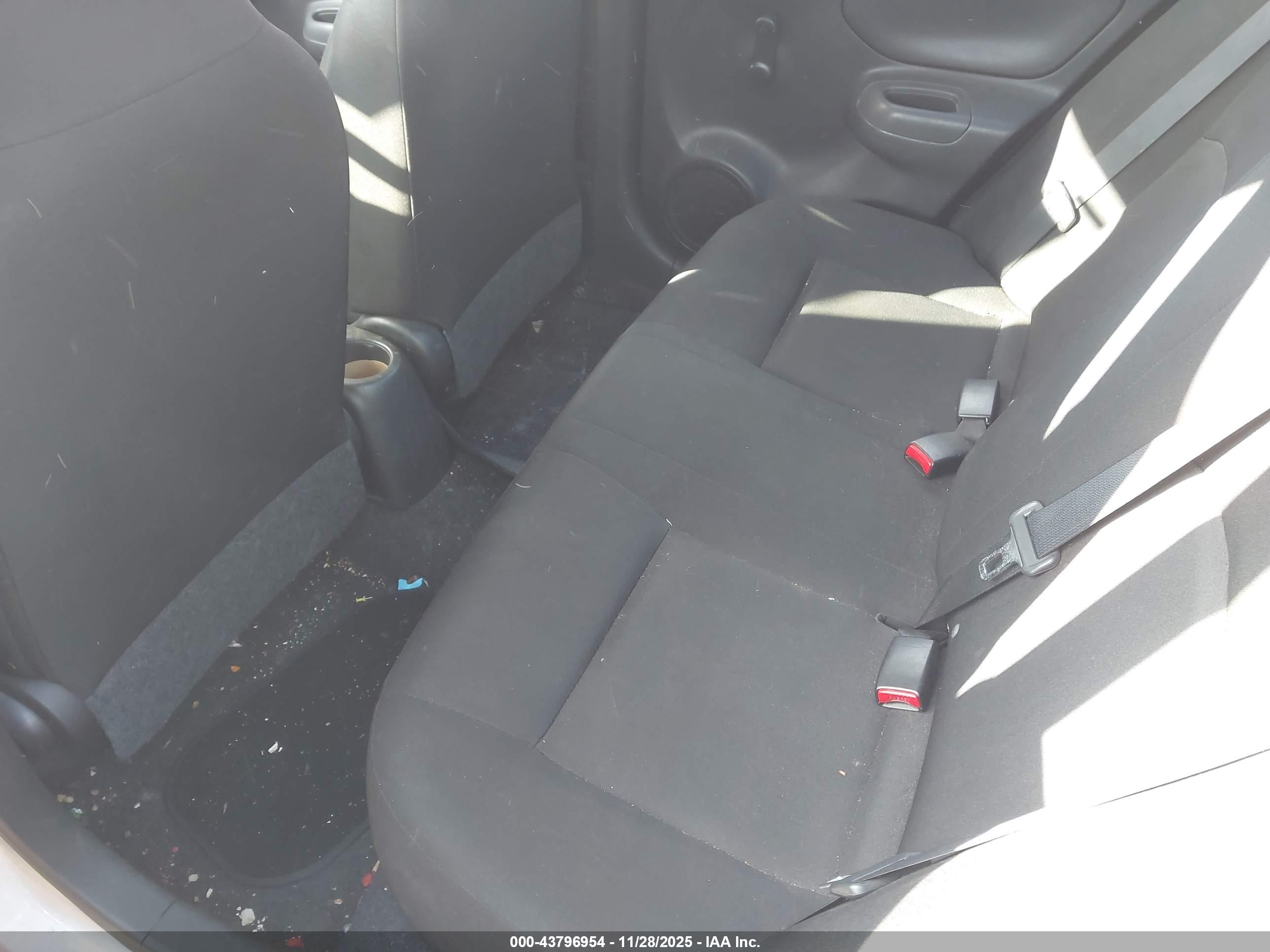 NISSAN VERSA image 8