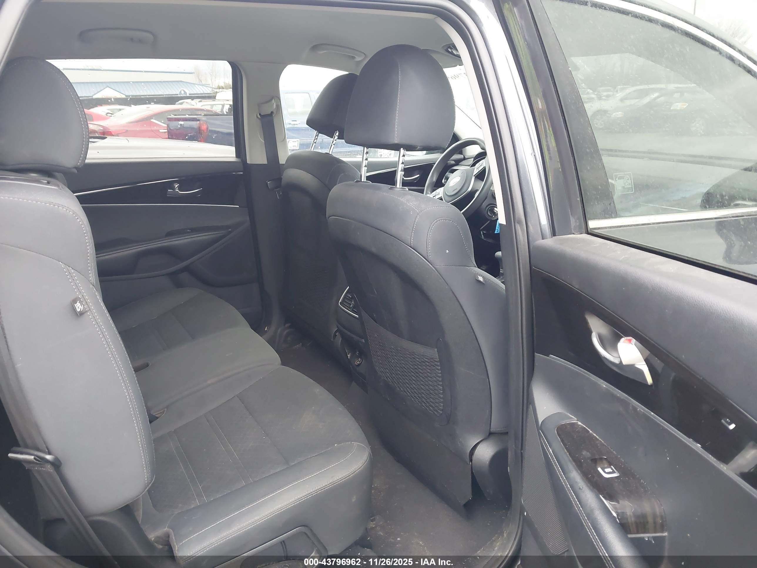 KIA SORENTO image 8