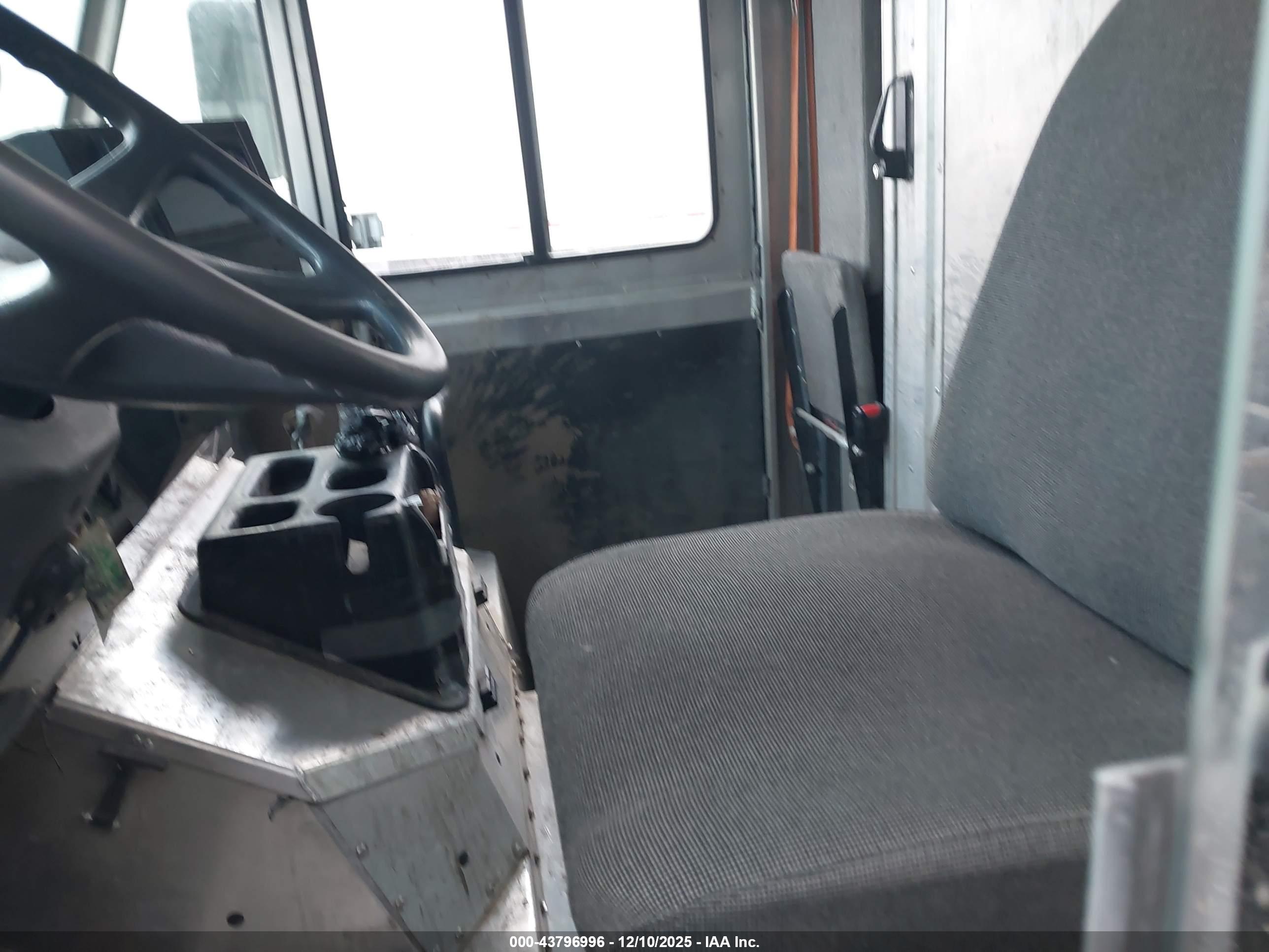 FREIGHTLINER MT45G image 7