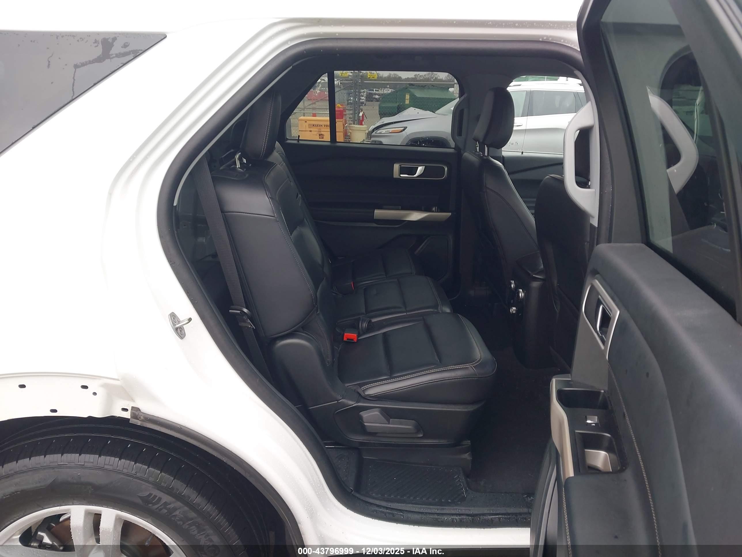 FORD EXPLORER image 8
