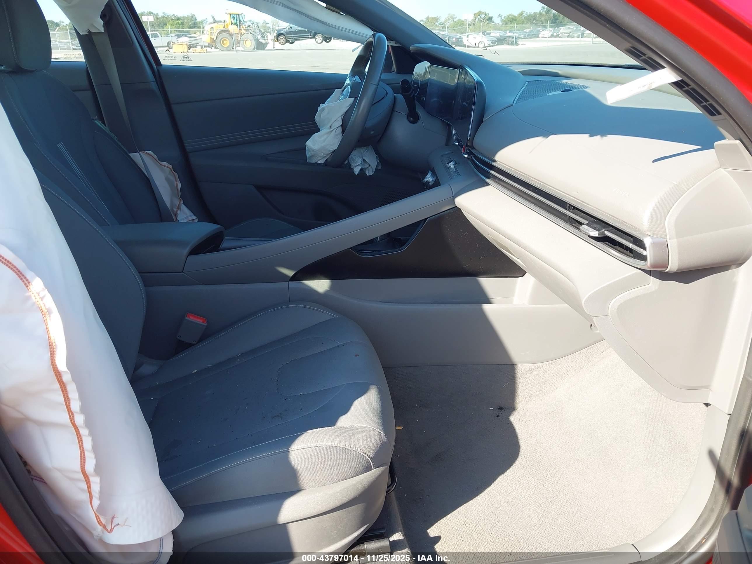 HYUNDAI ELANTRA image 5