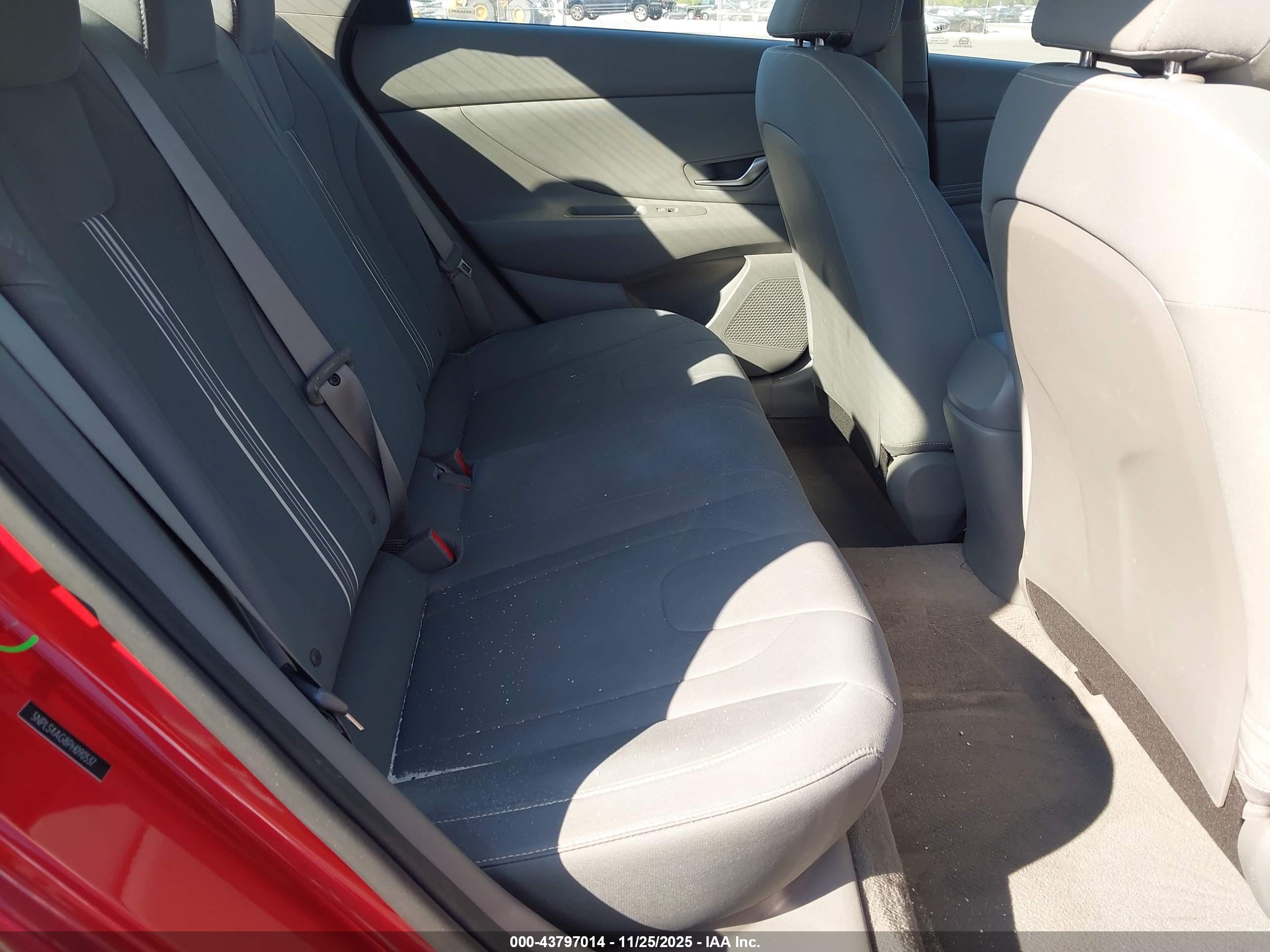 HYUNDAI ELANTRA image 8