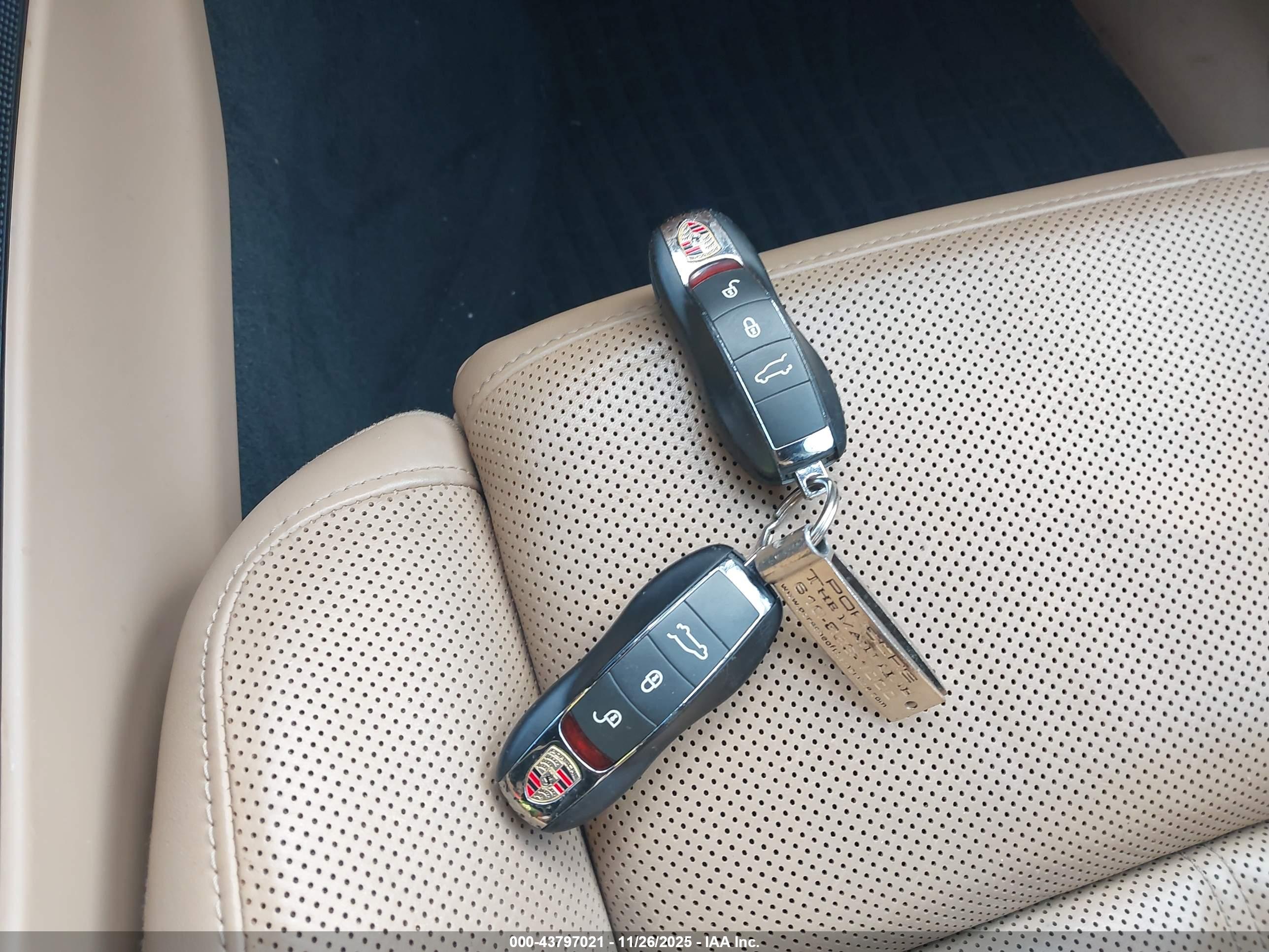 PORSCHE MACAN image 11