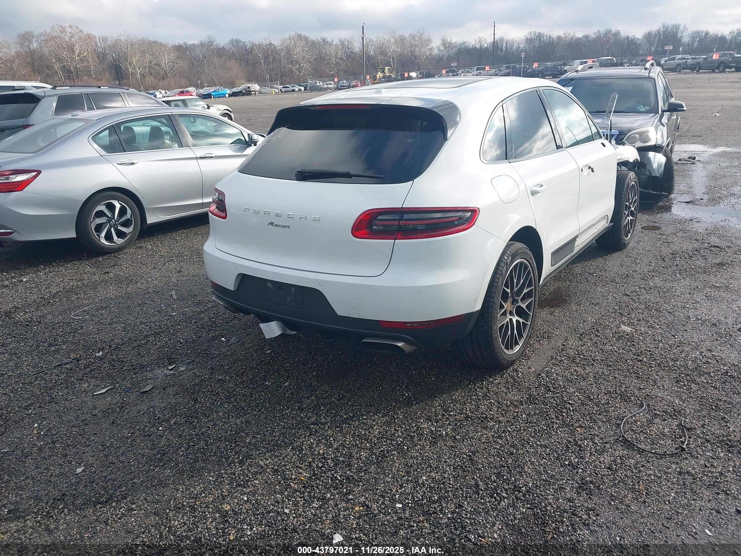 PORSCHE MACAN image 4