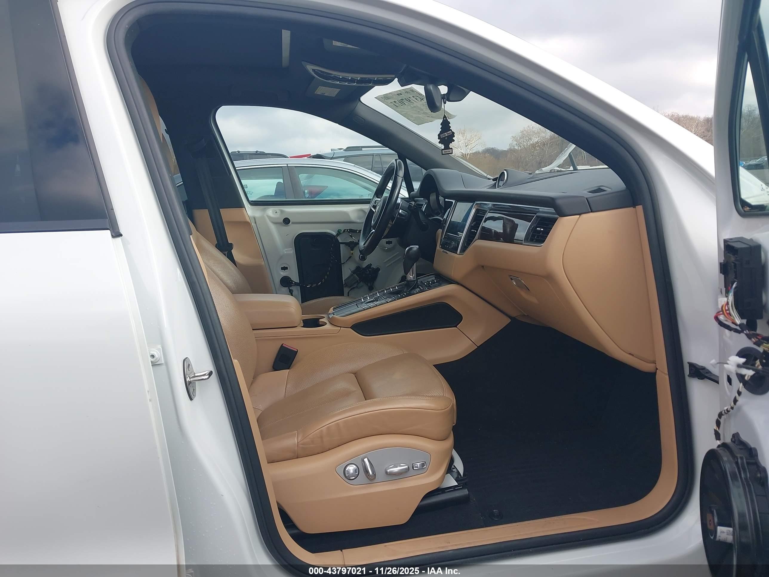 PORSCHE MACAN image 5