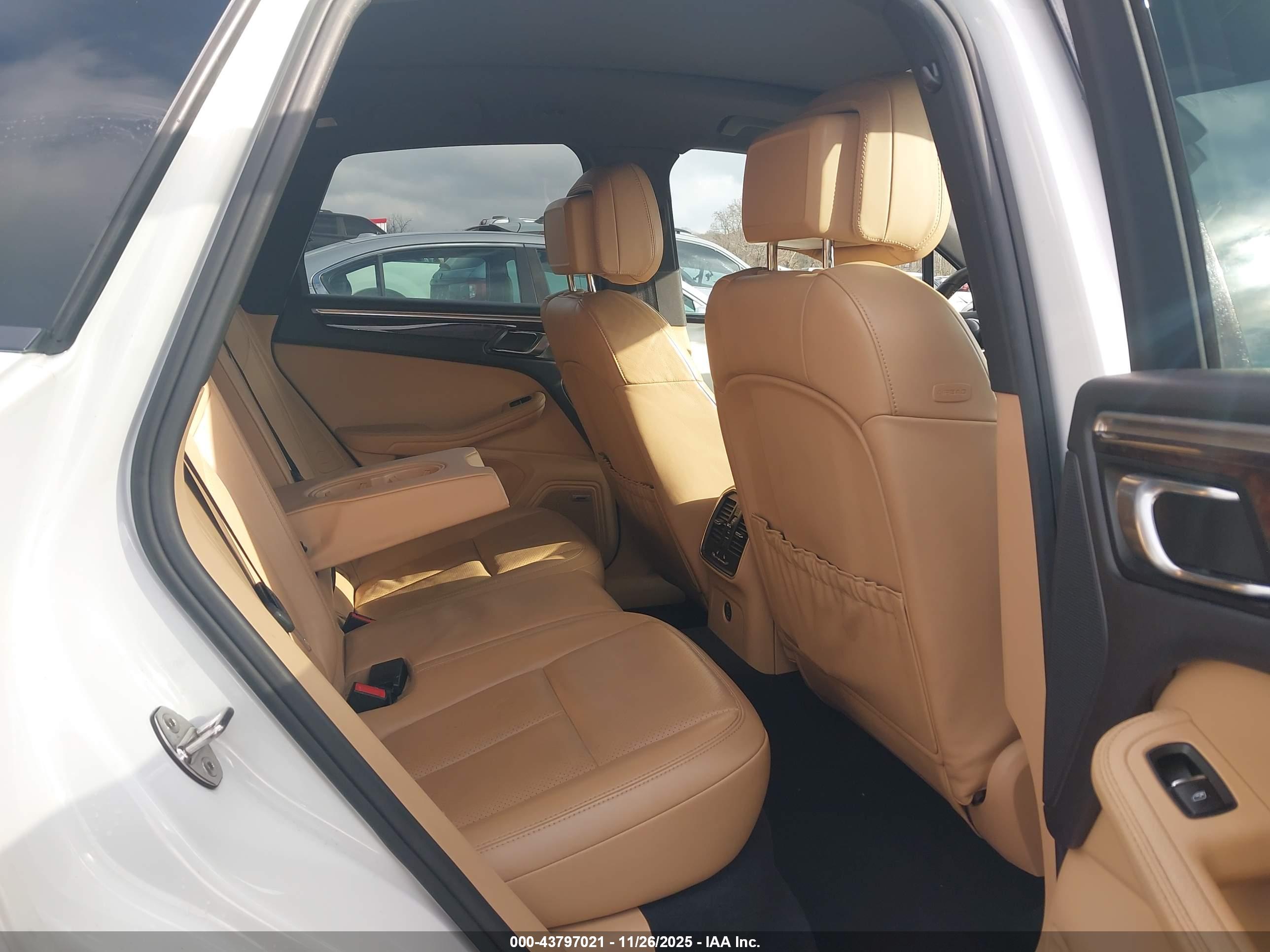 PORSCHE MACAN image 8