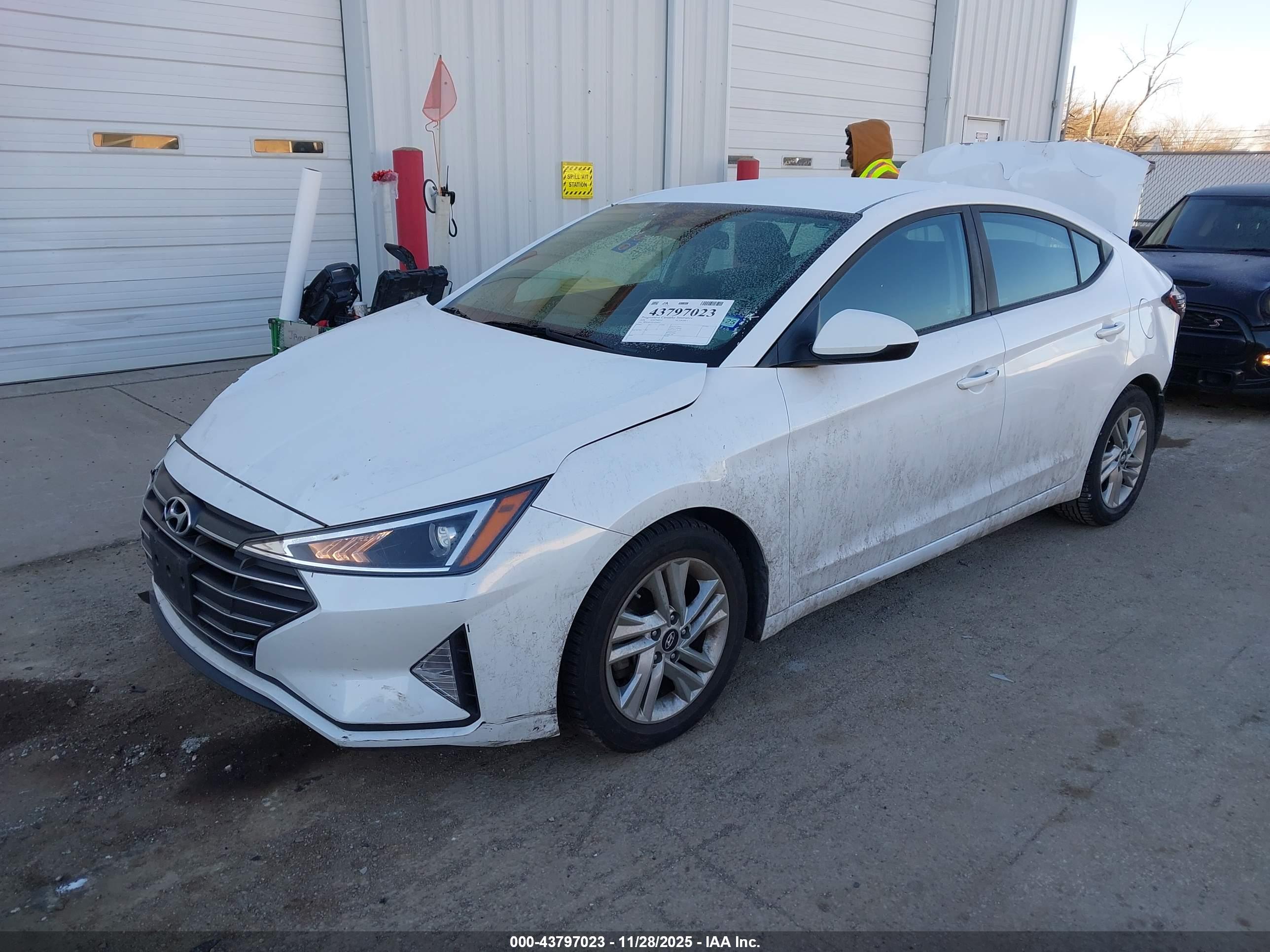 HYUNDAI ELANTRA image 2