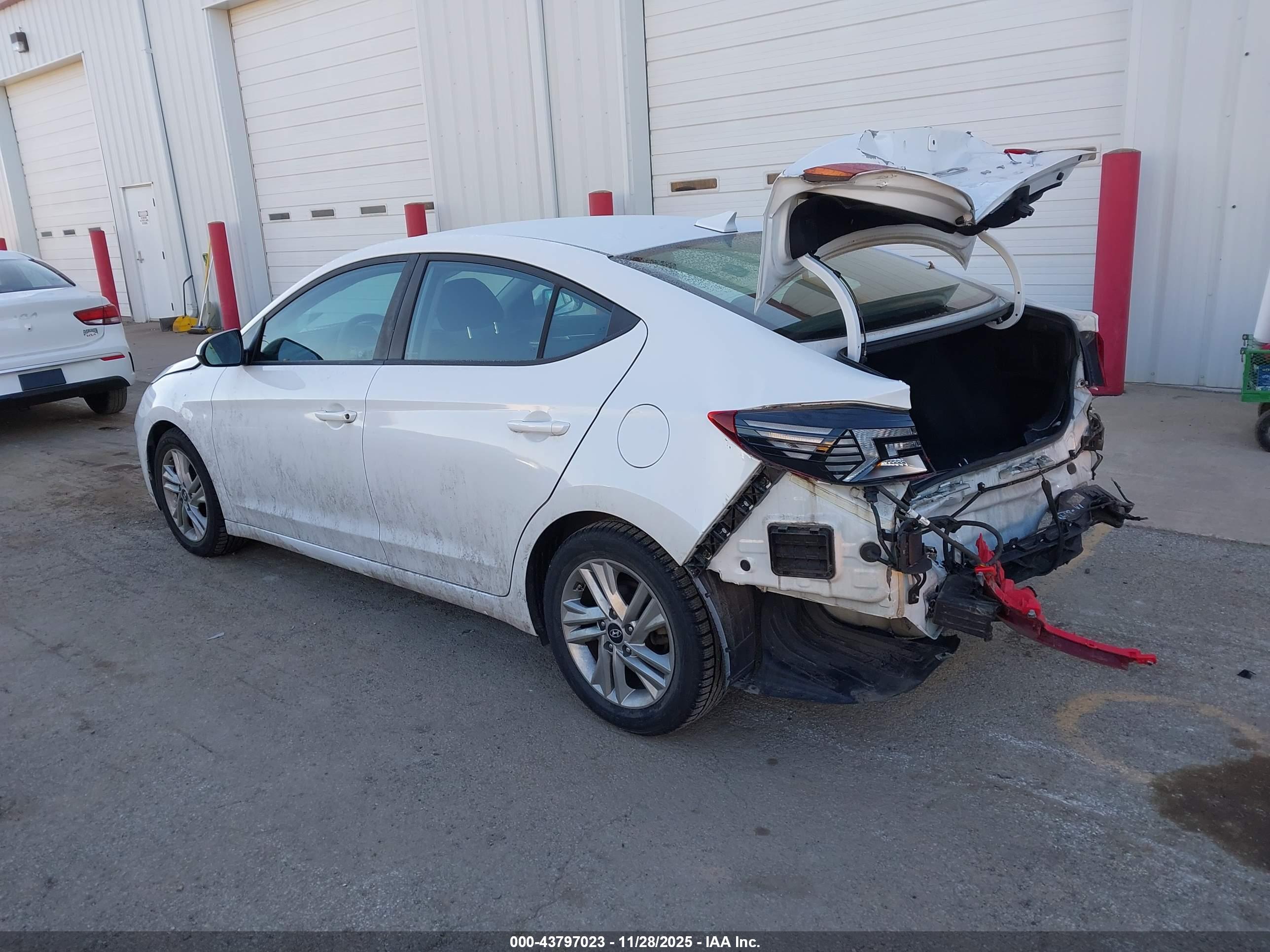 HYUNDAI ELANTRA image 3