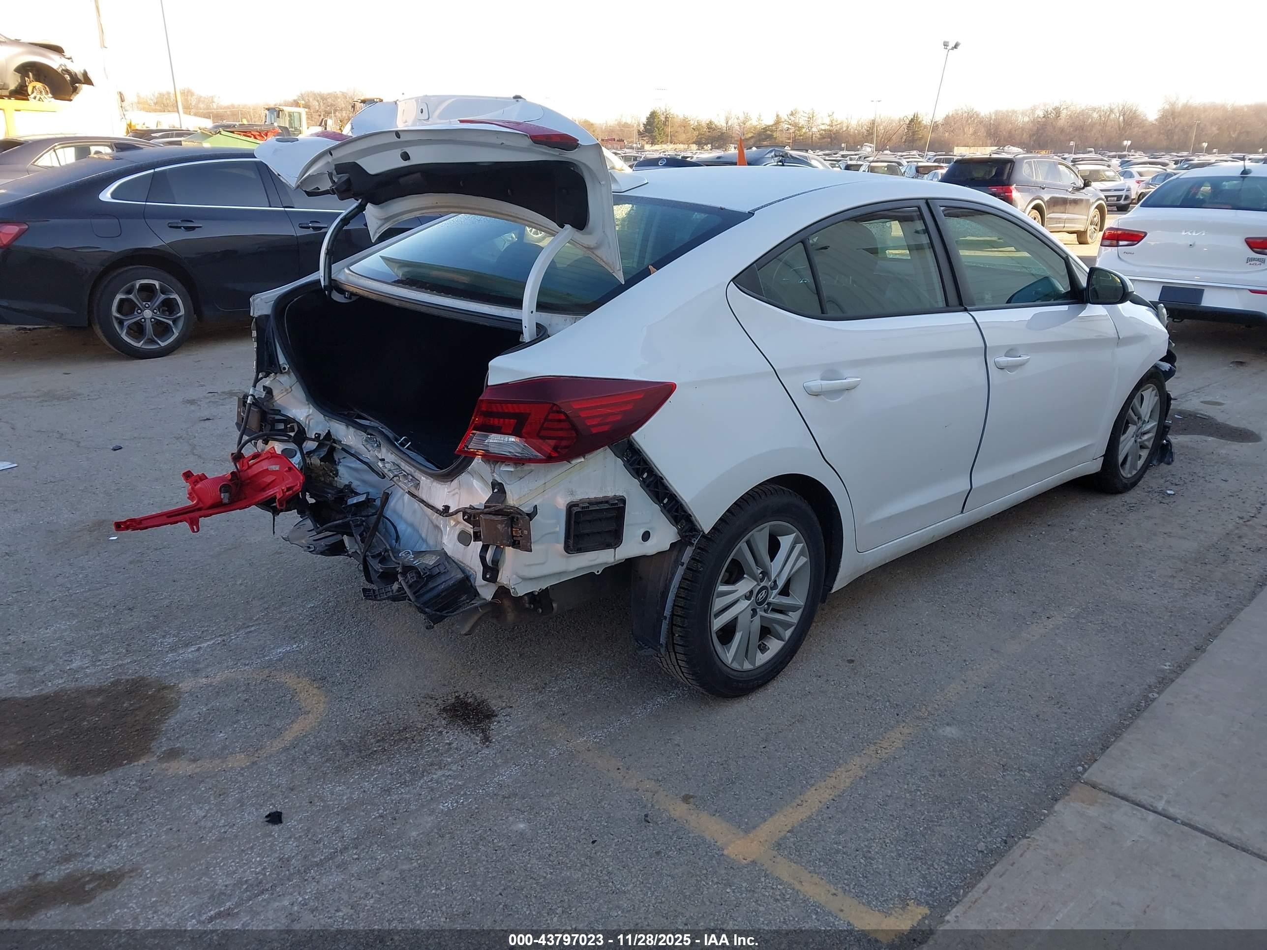 HYUNDAI ELANTRA image 4