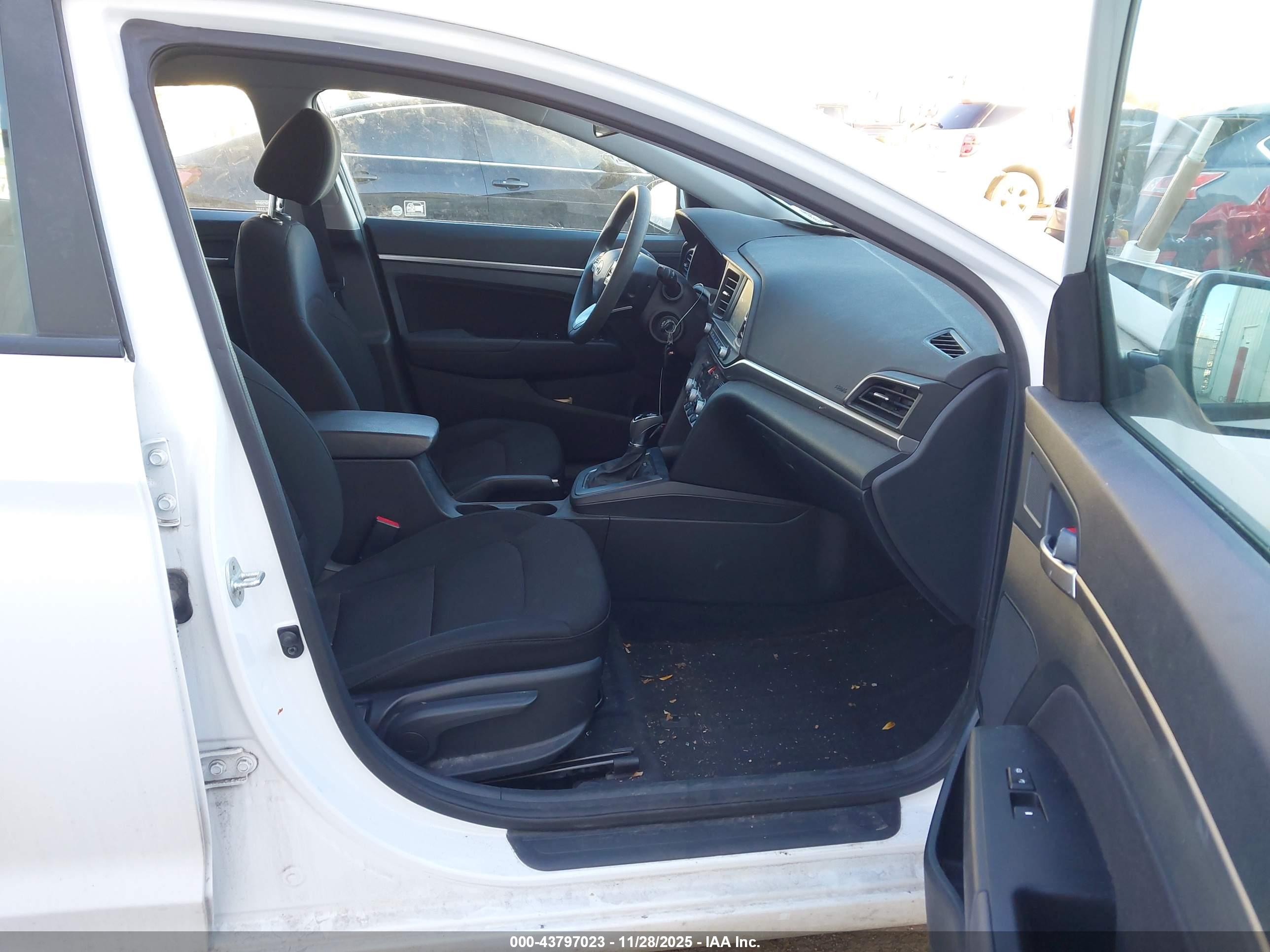 HYUNDAI ELANTRA image 5