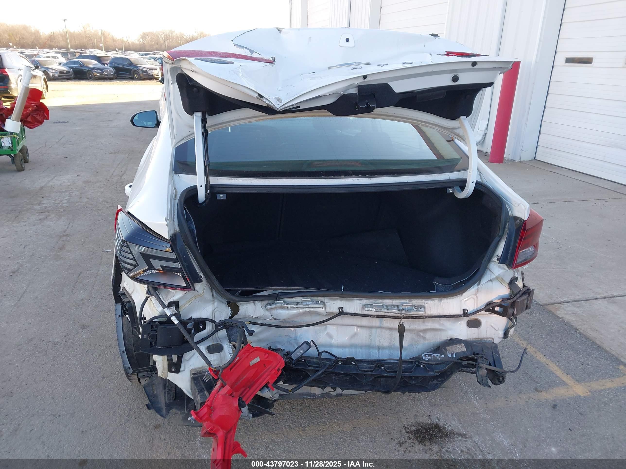 HYUNDAI ELANTRA image 6