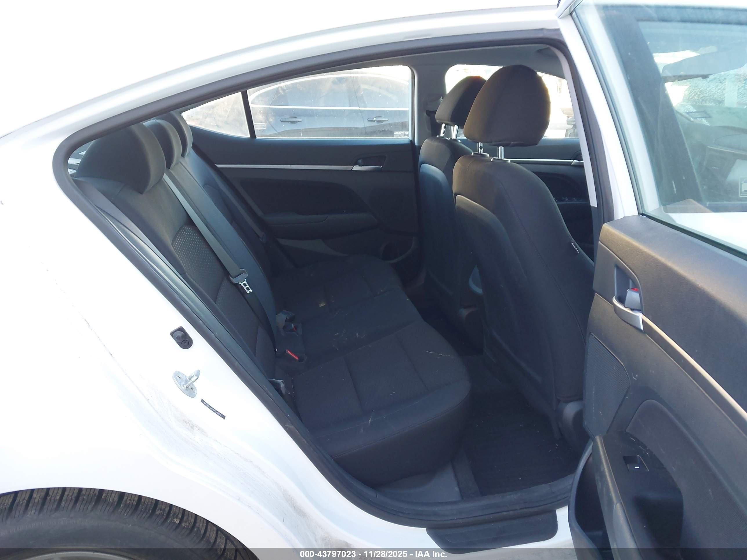 HYUNDAI ELANTRA image 8