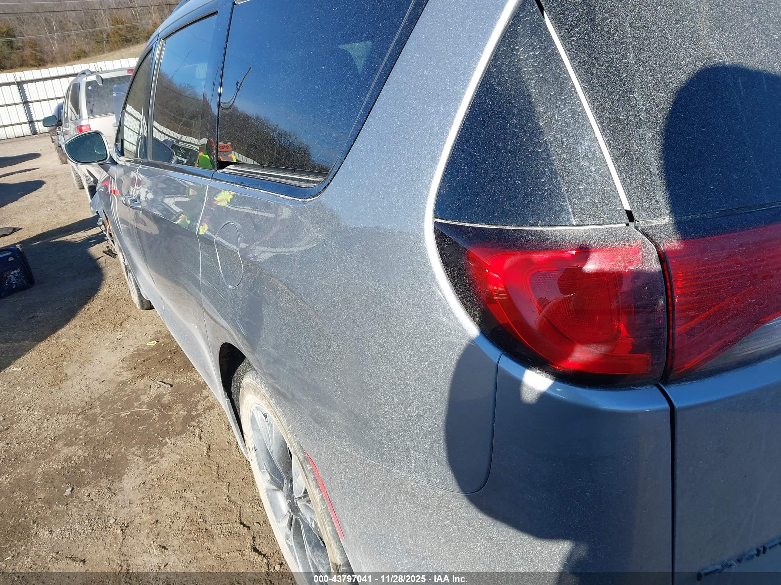 CHRYSLER PACIFICA image 3