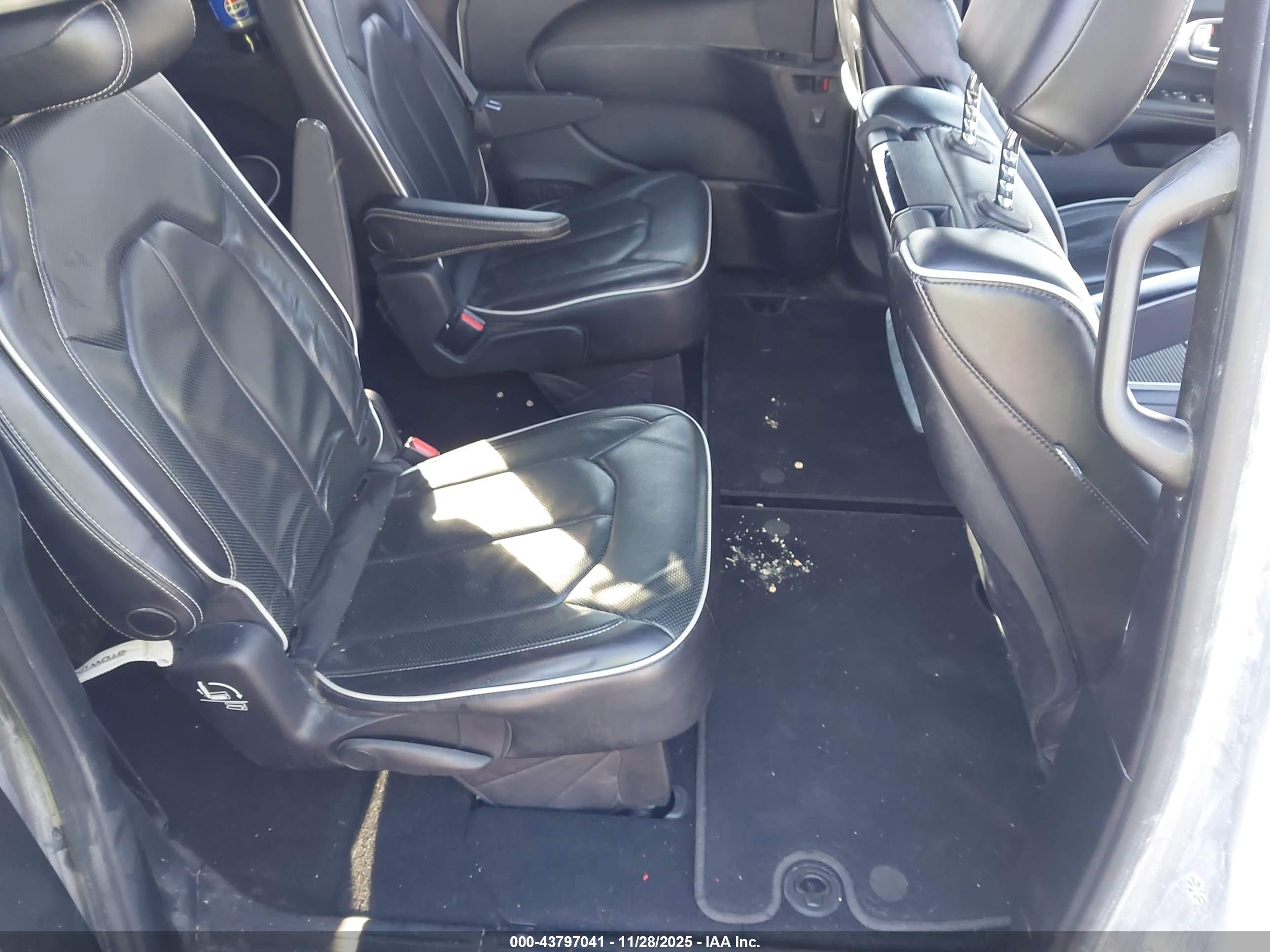 CHRYSLER PACIFICA image 8