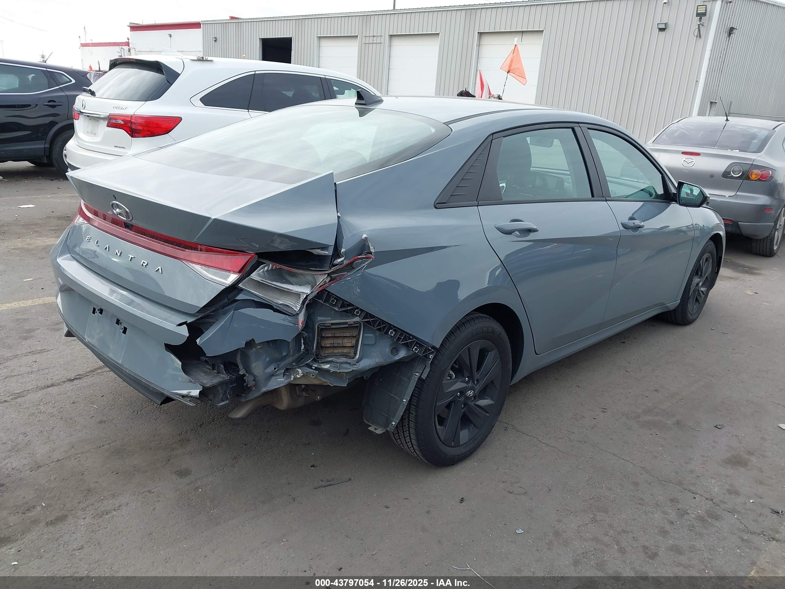 HYUNDAI ELANTRA image 4