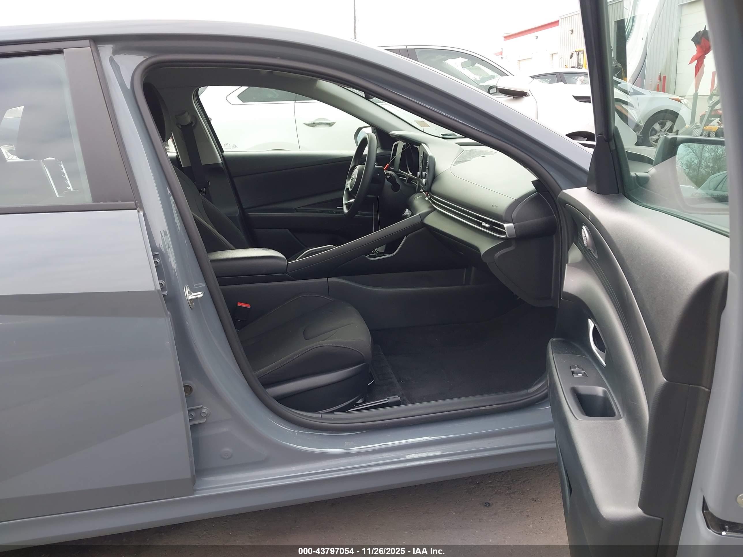 HYUNDAI ELANTRA image 5