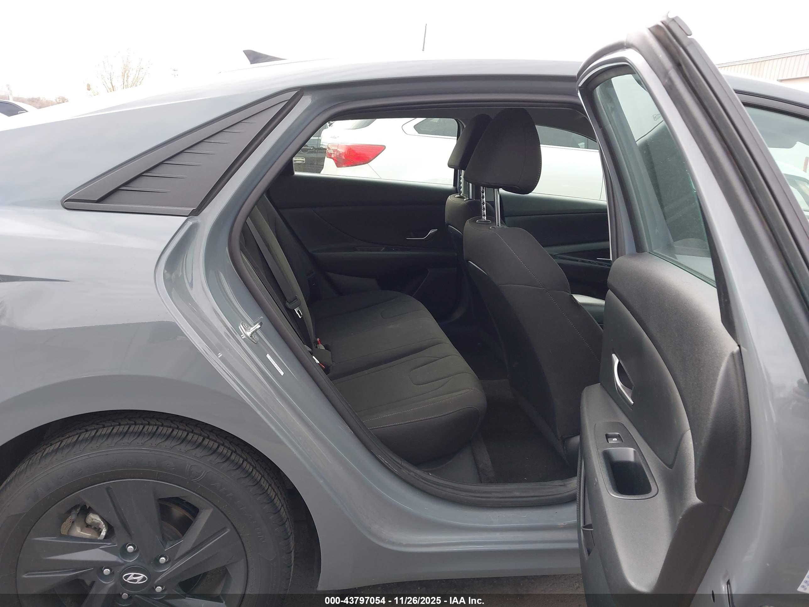 HYUNDAI ELANTRA image 8