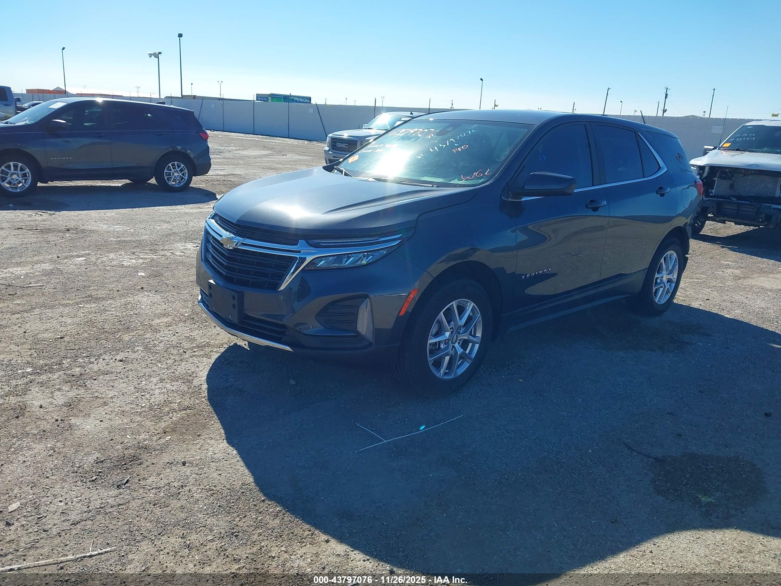 CHEVROLET EQUINOX image 2