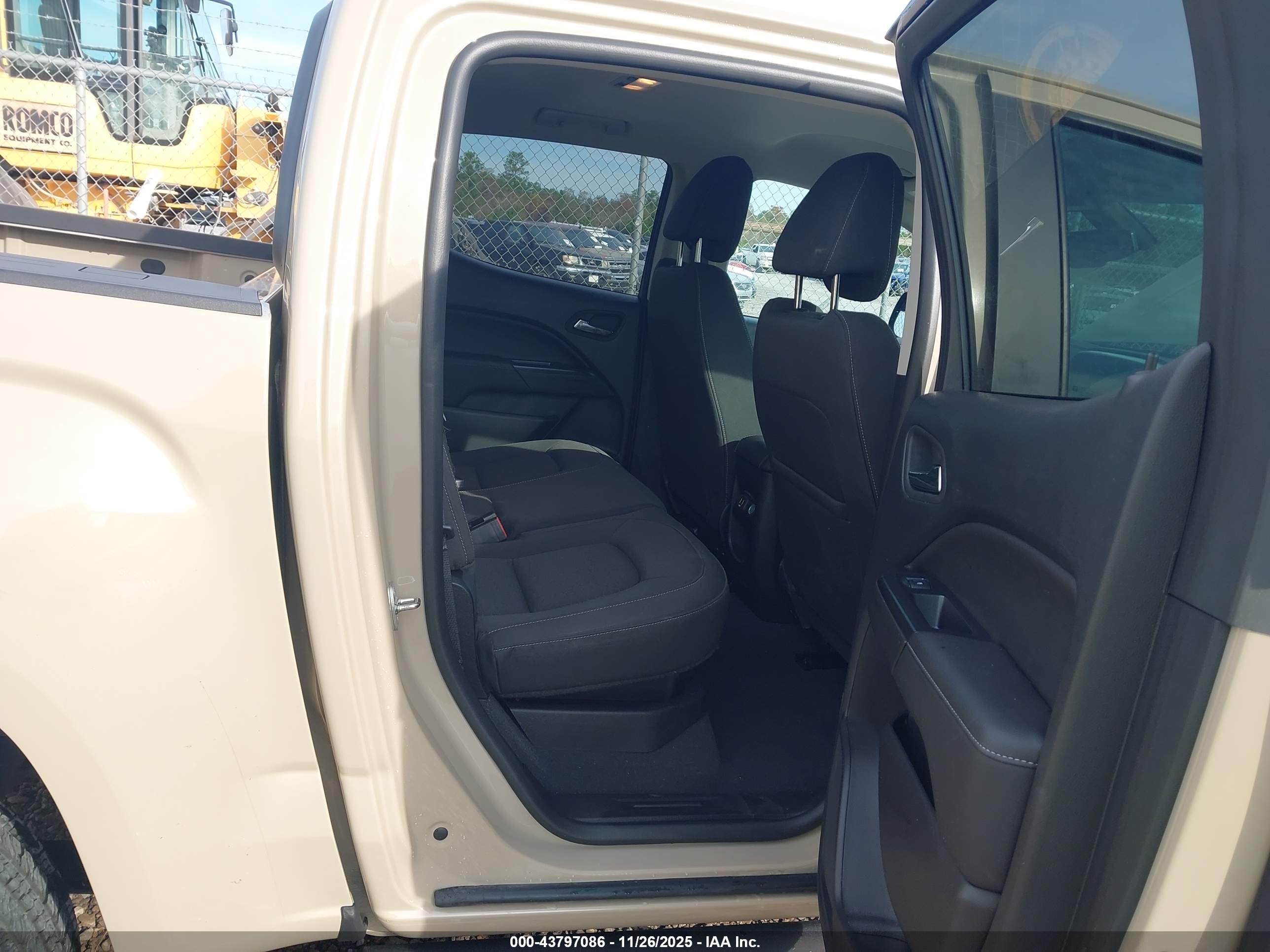 GMC CANYON image 8