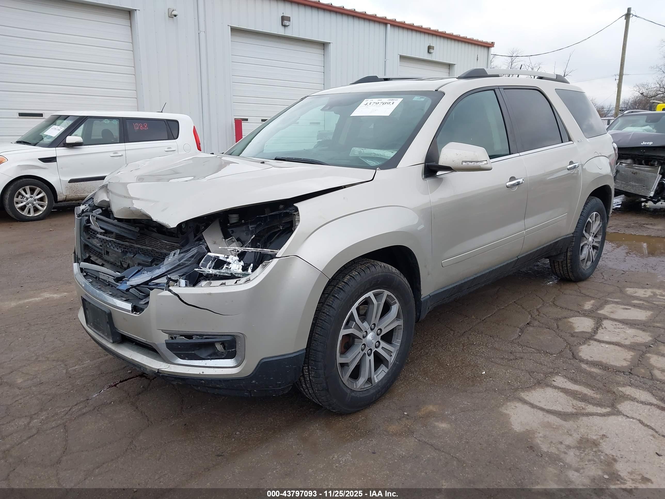 GMC ACADIA image 2