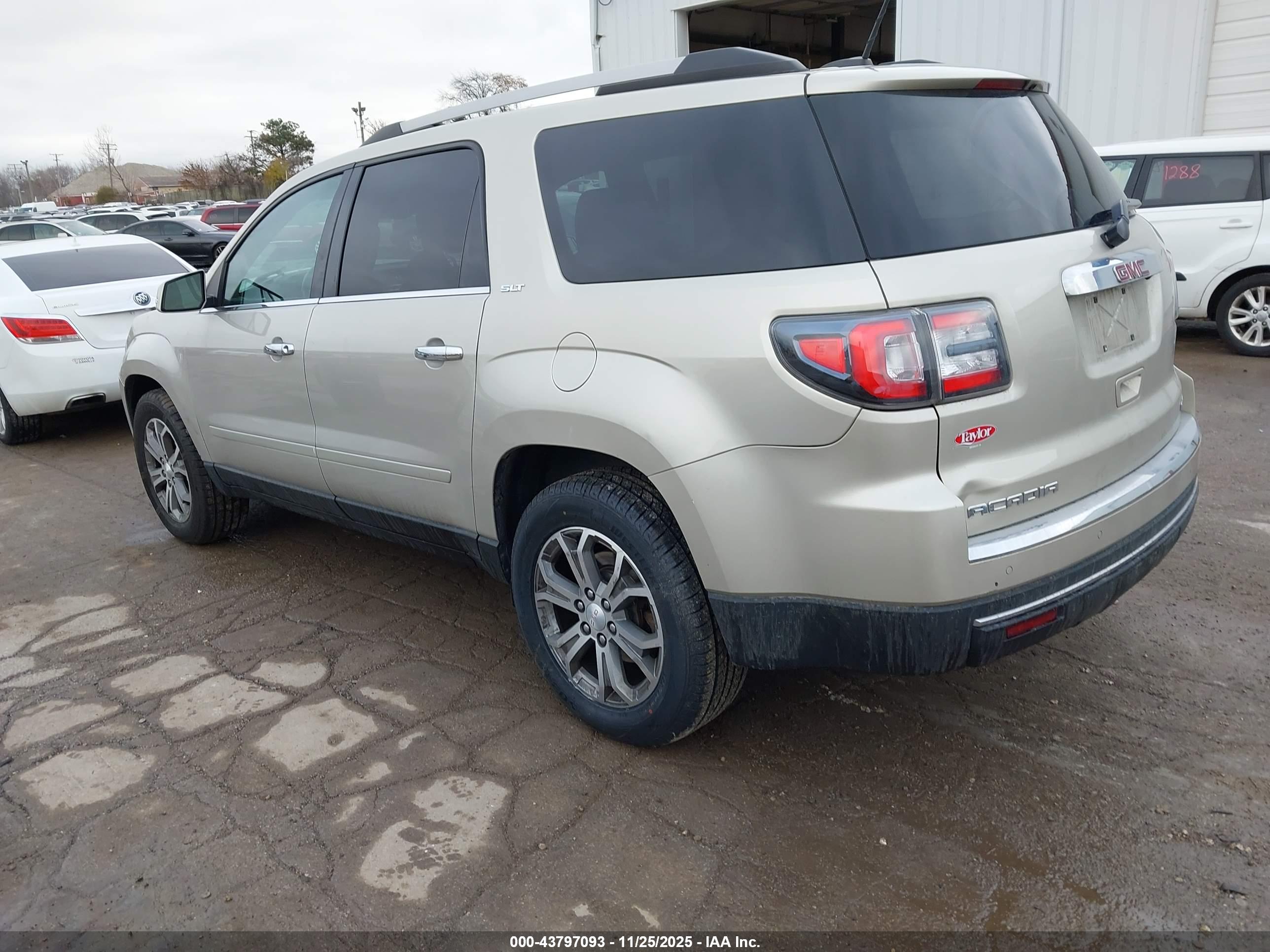 GMC ACADIA image 3