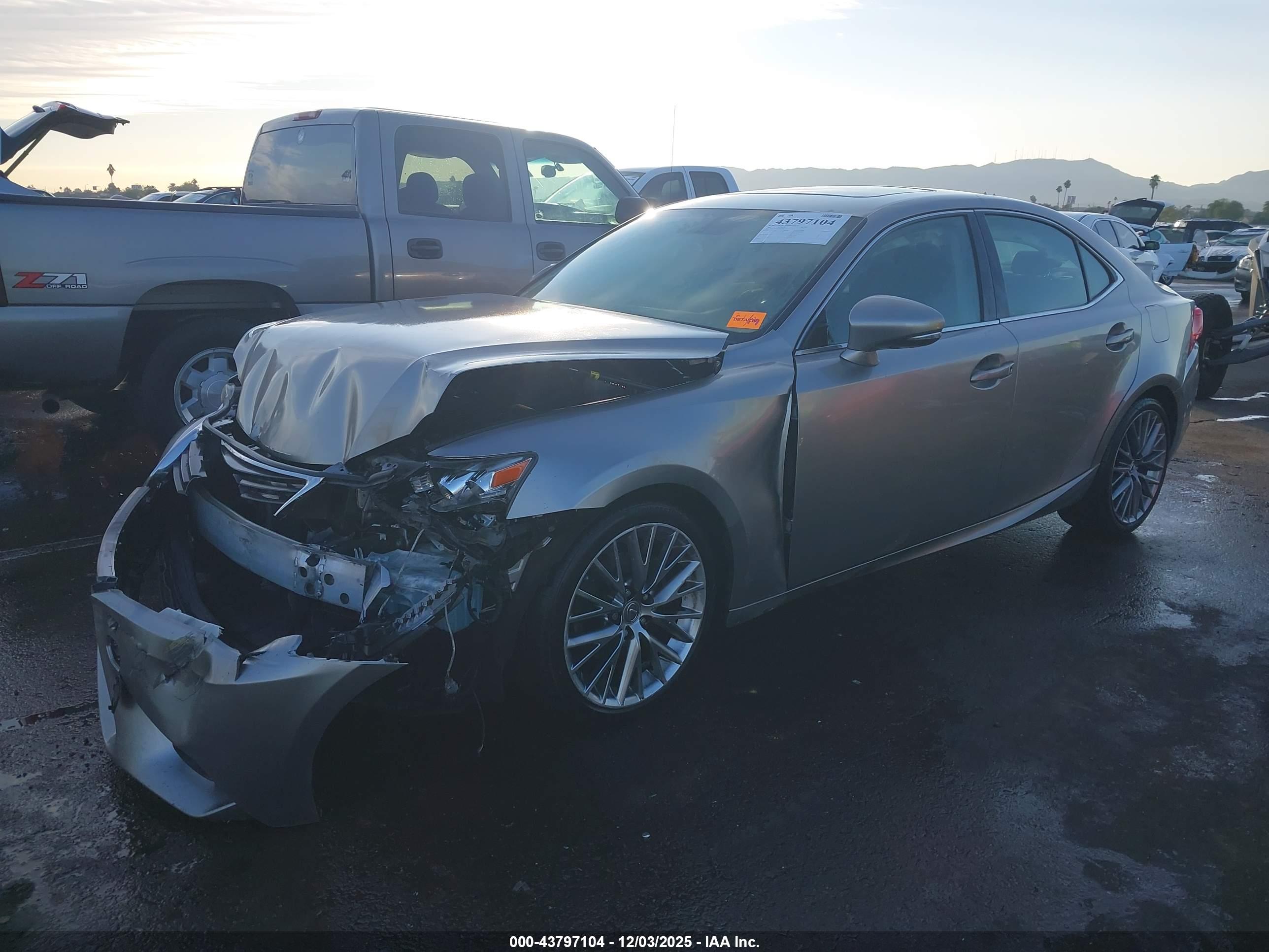 LEXUS IS image 2