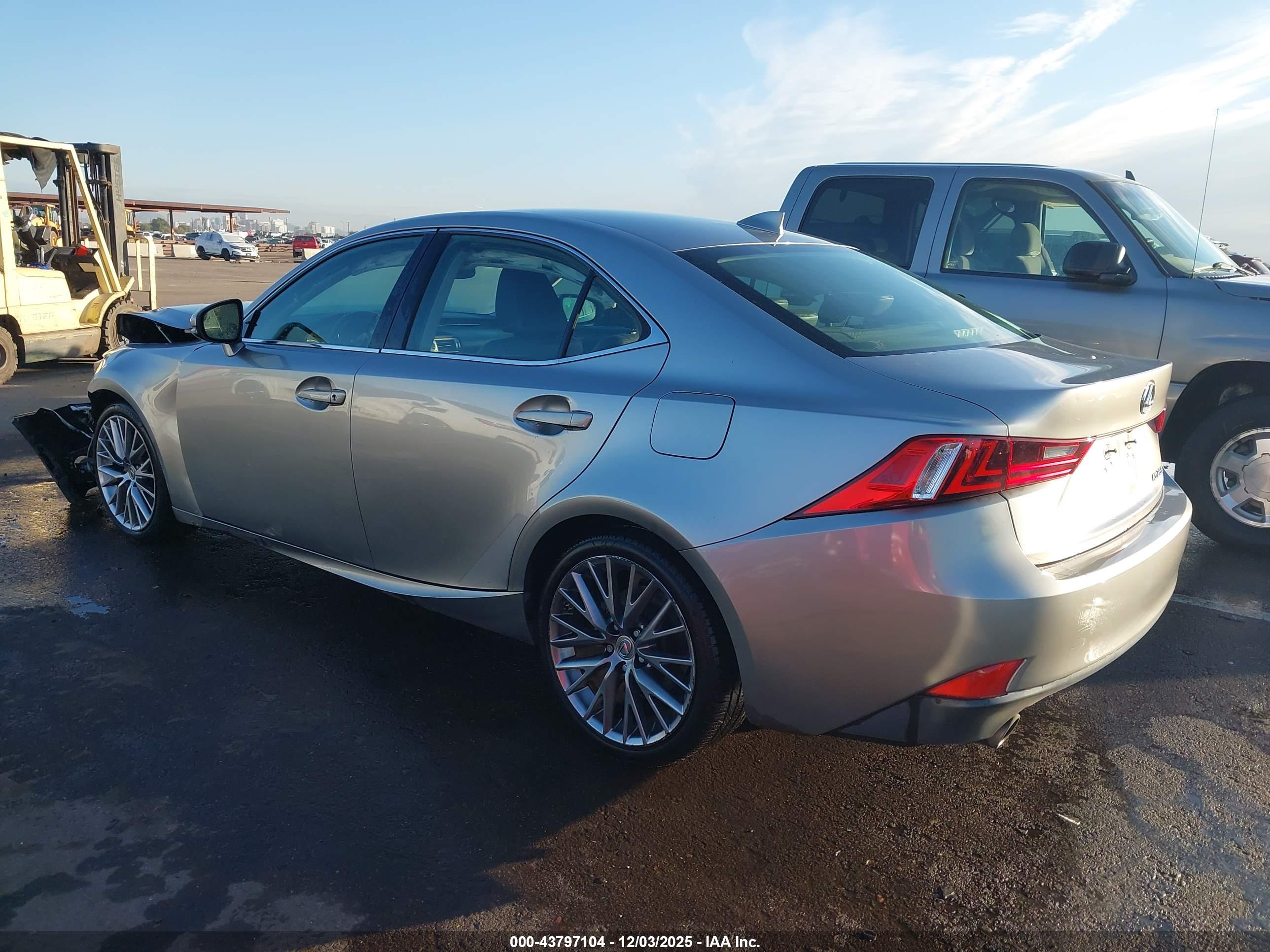 LEXUS IS image 3