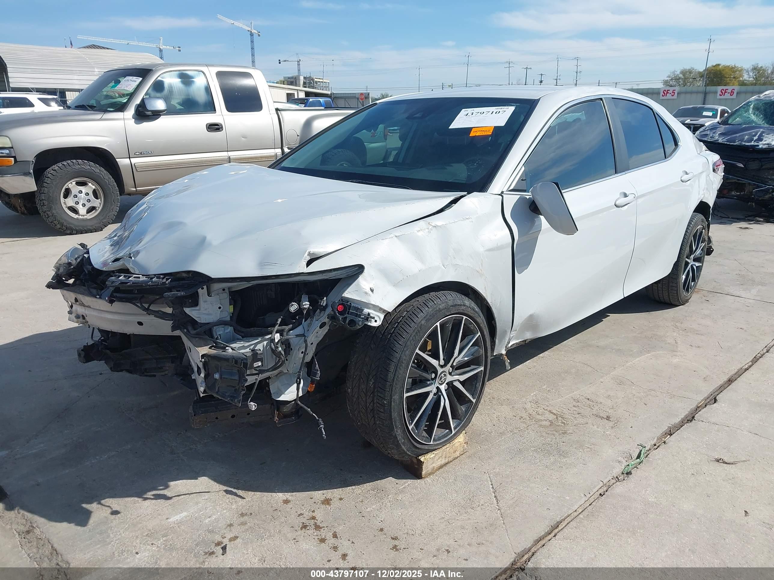 TOYOTA CAMRY image 2