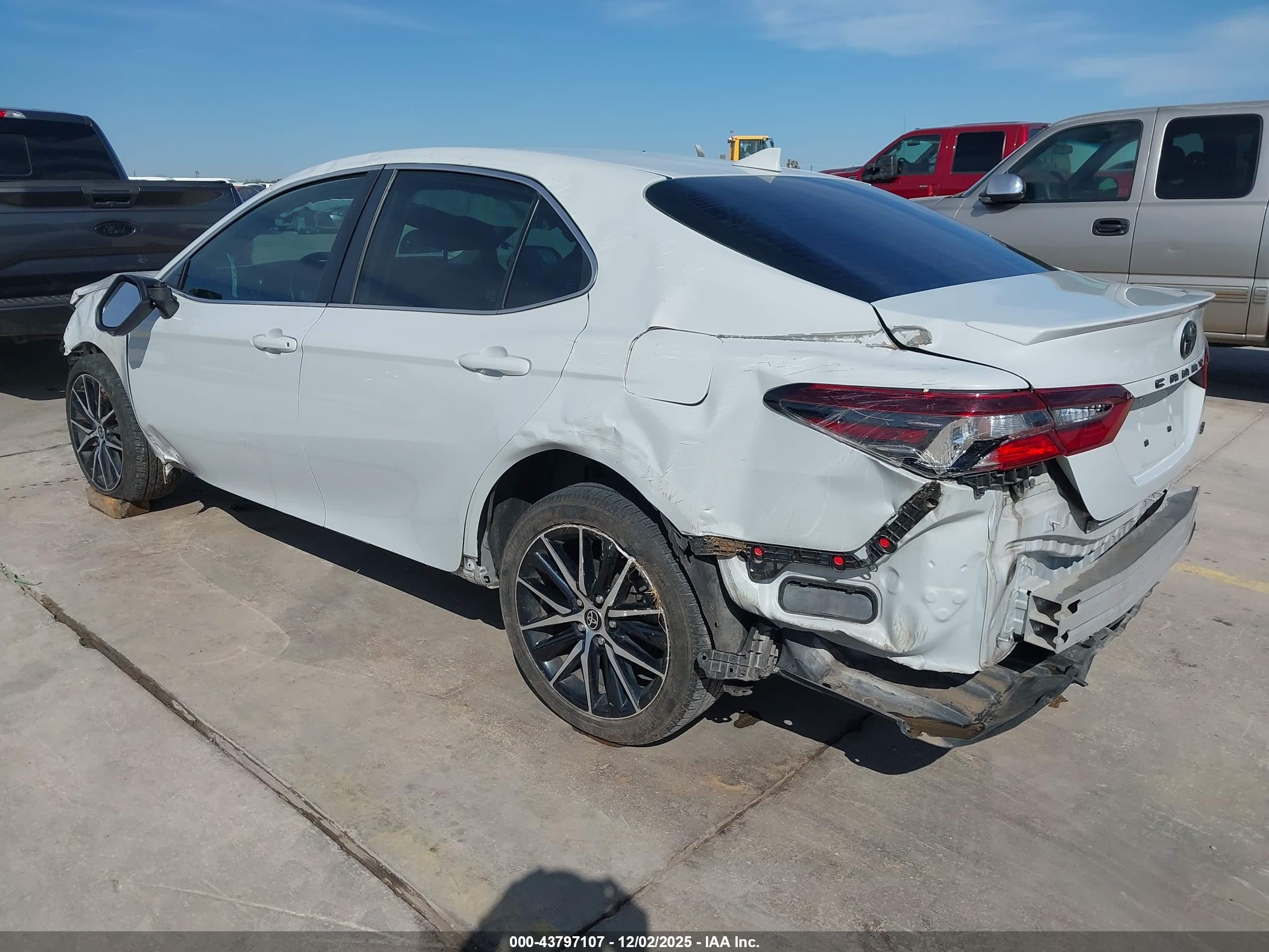 TOYOTA CAMRY image 3