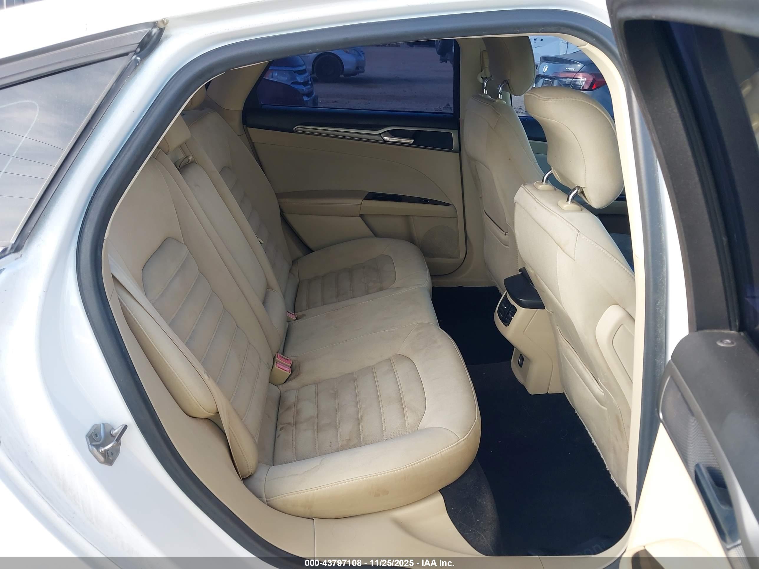 FORD FUSION image 8