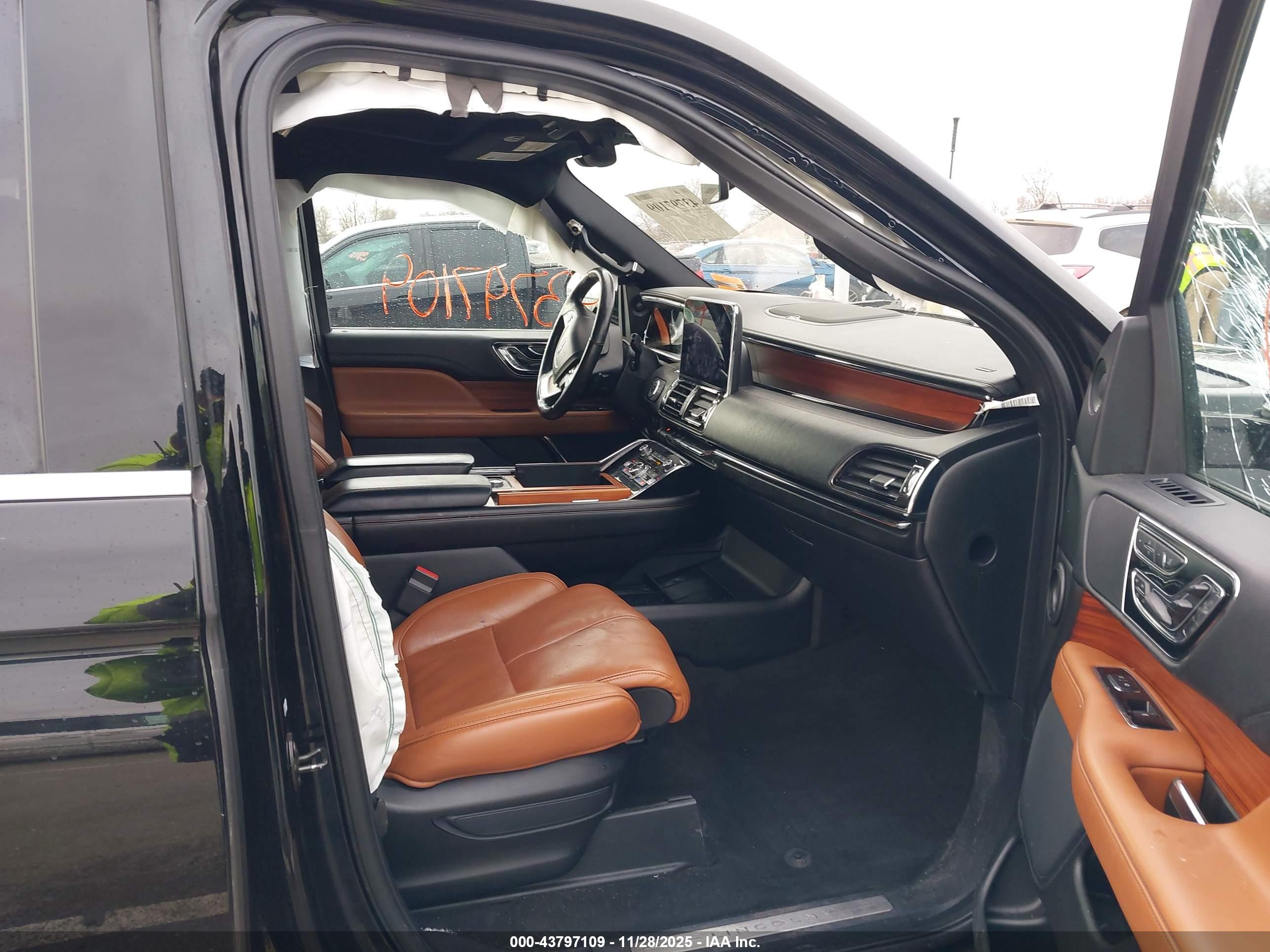 LINCOLN NAVIGATOR image 5
