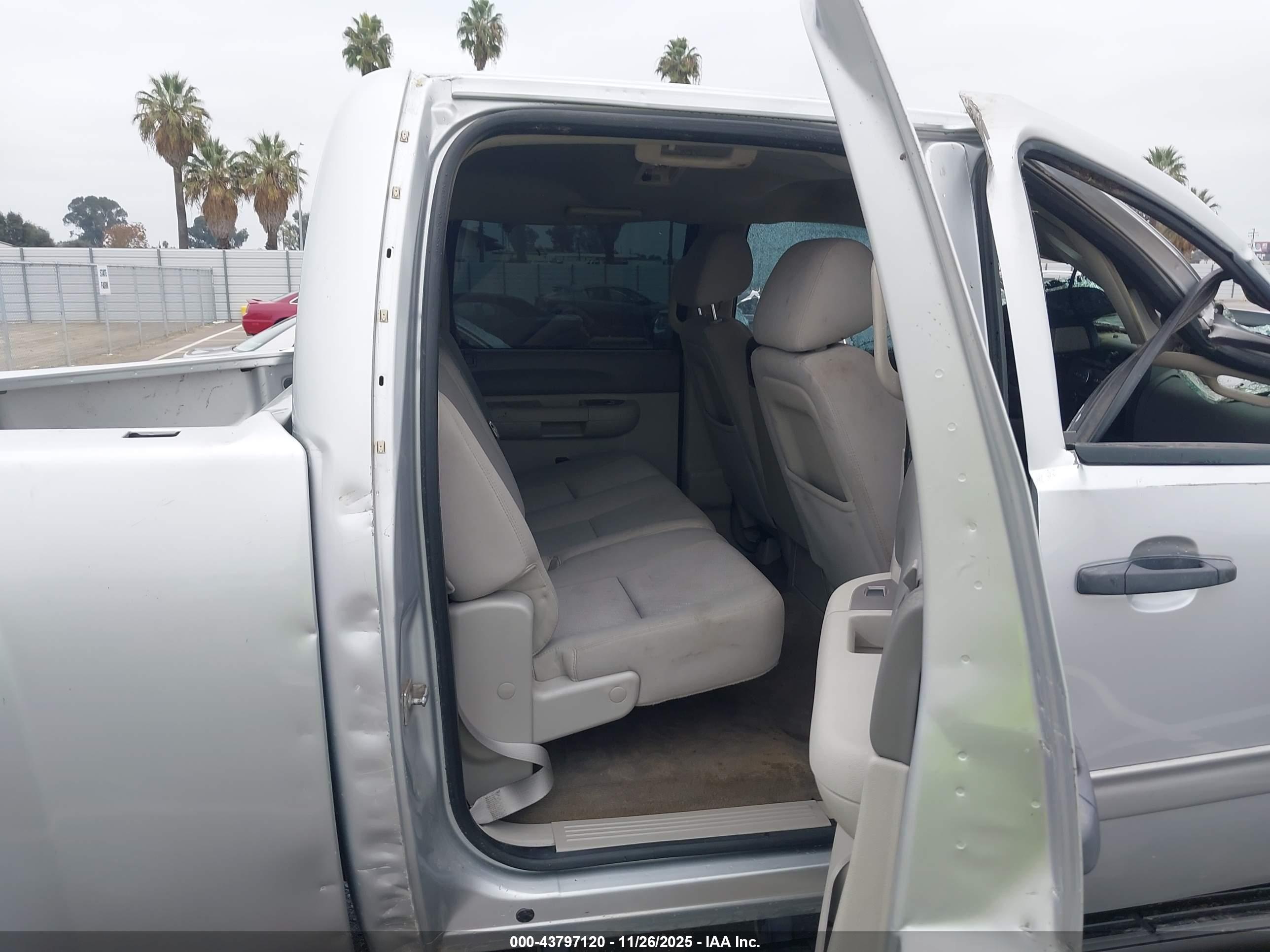 CHEVROLET SILVERADO image 8