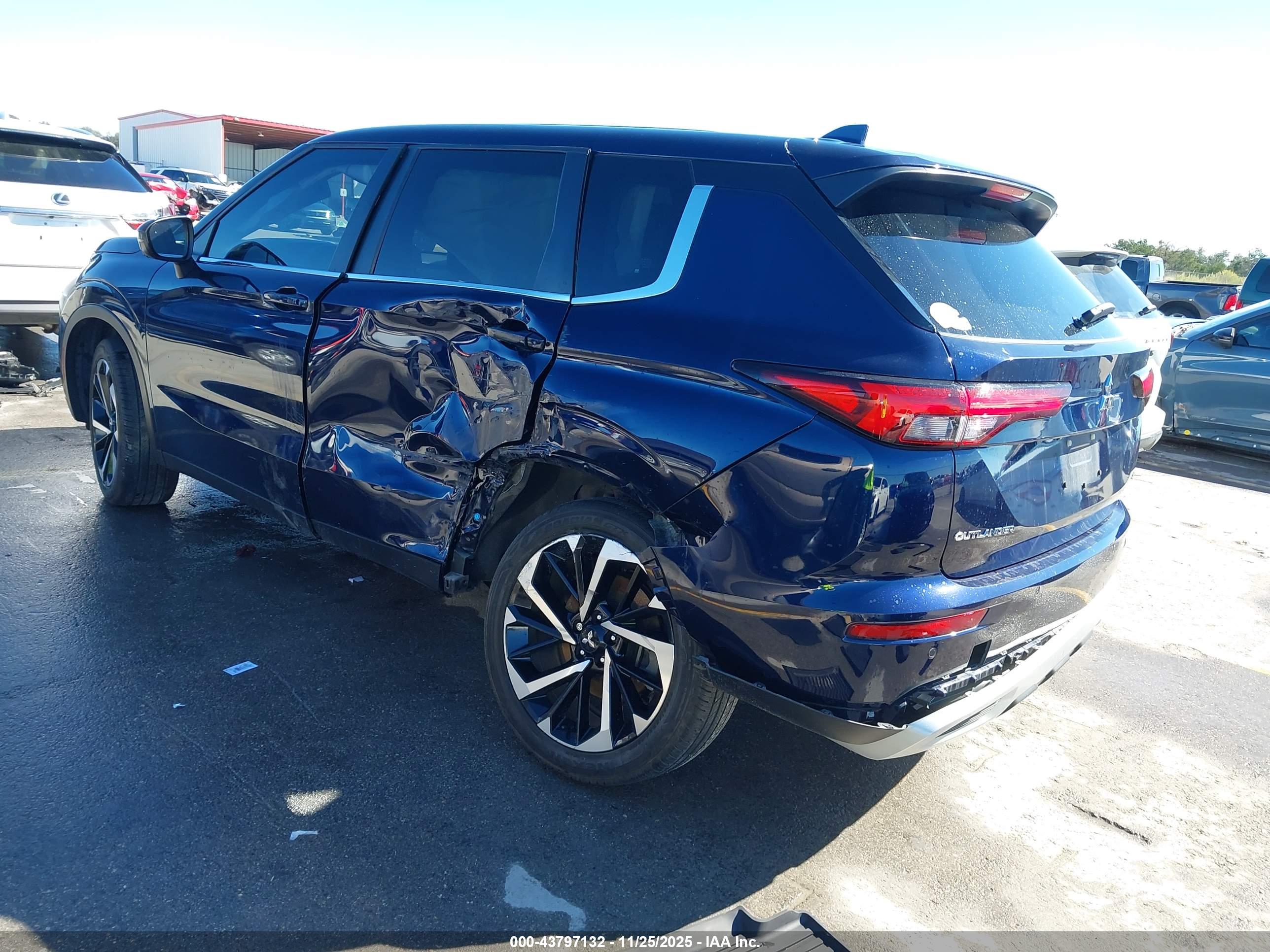 MITSUBISHI OUTLANDER image 3