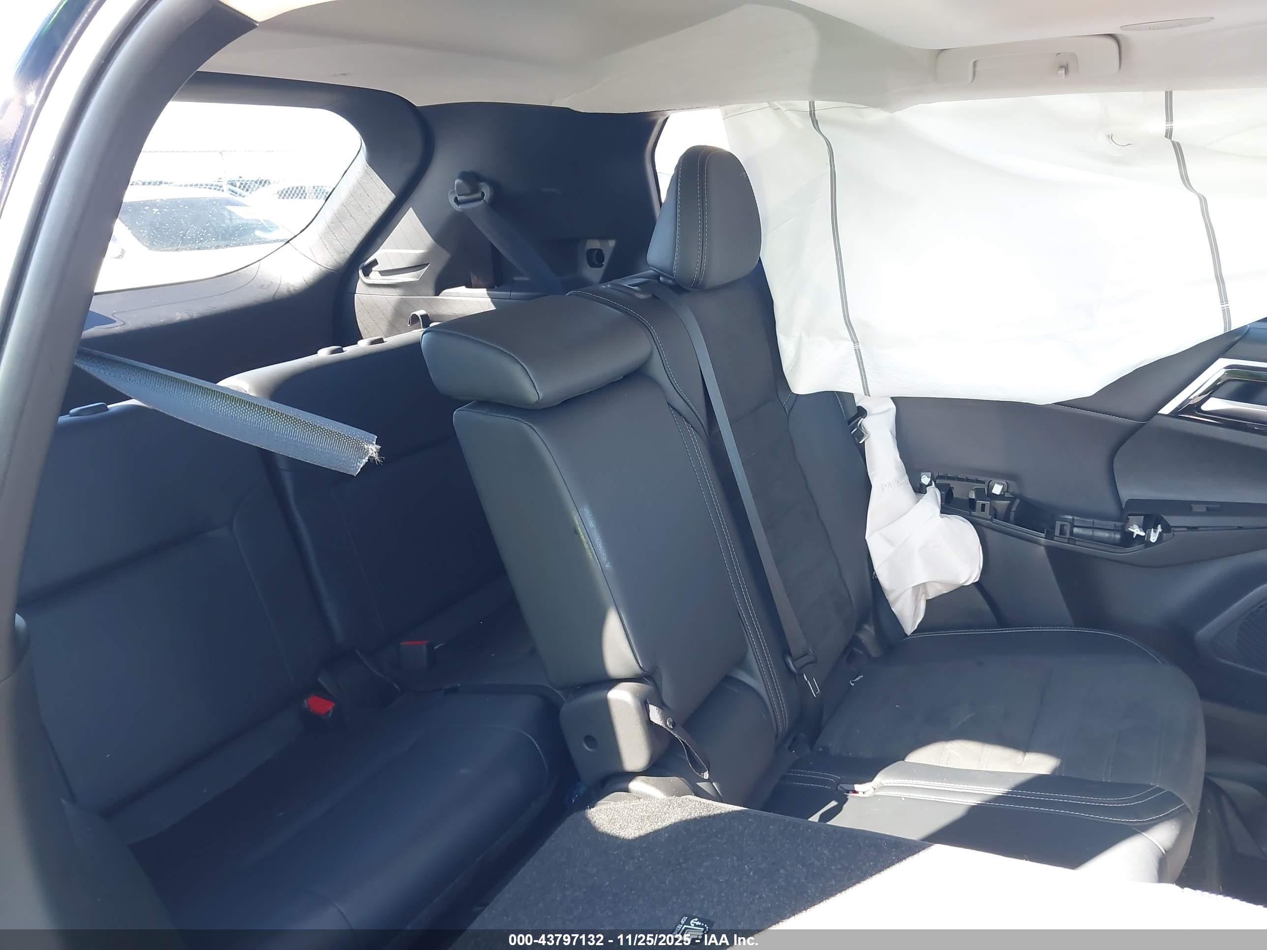 MITSUBISHI OUTLANDER image 8