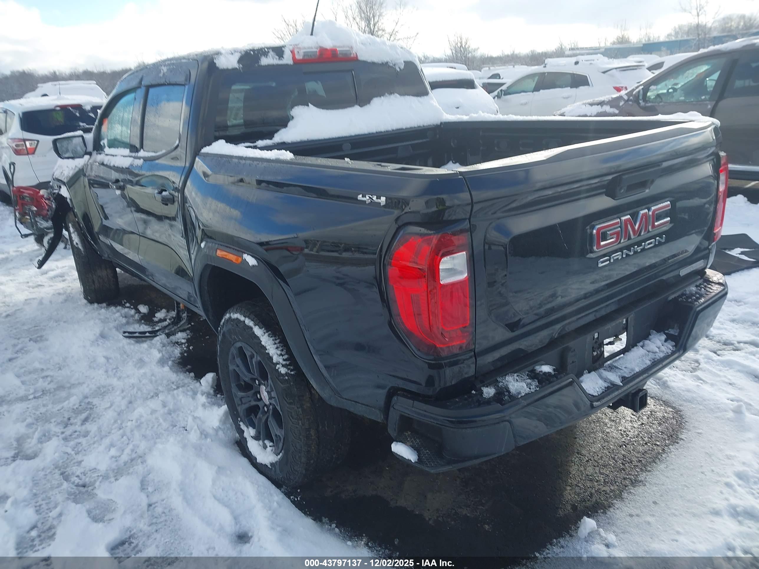 GMC CANYON image 3