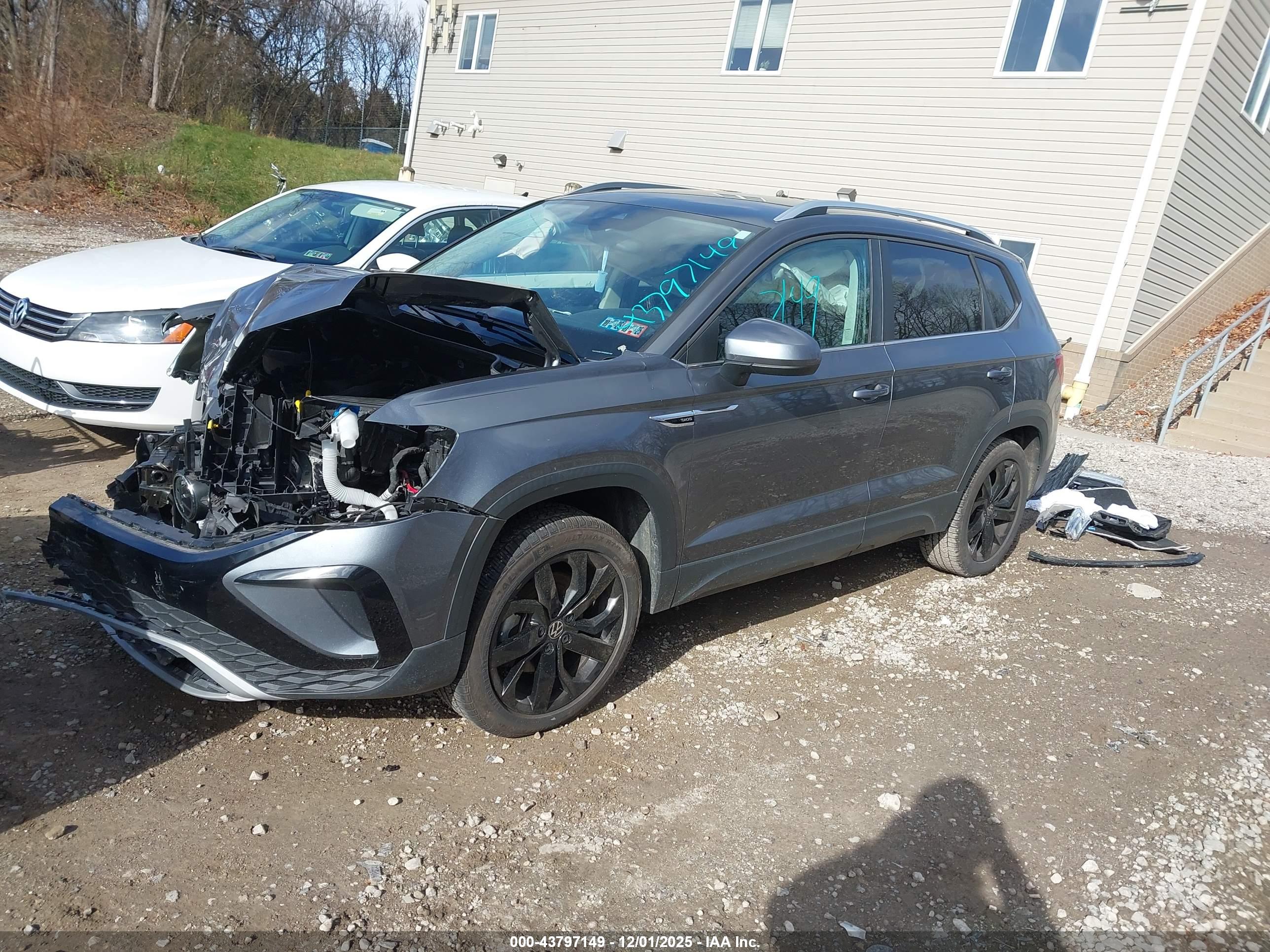 VOLKSWAGEN TAOS image 2
