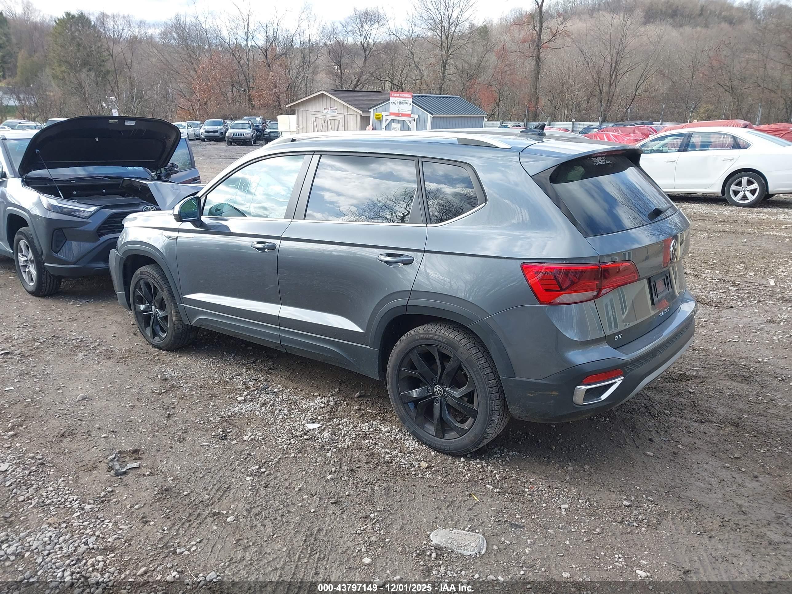 VOLKSWAGEN TAOS image 3
