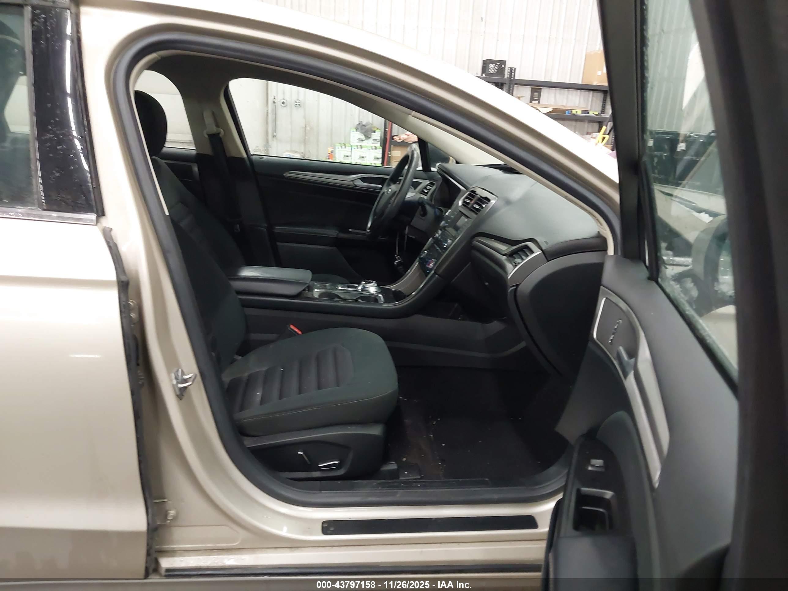 FORD FUSION image 5